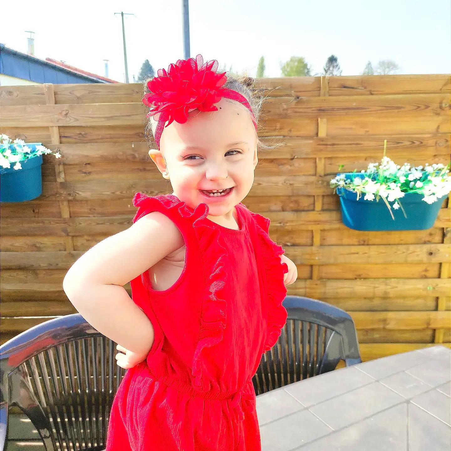 Lyana a rejoint le concours — aidez-le/la à gagner de superbes lots ! baby_toddler_clothing, blond, blue, chair, electric_blue, event, fashion_accessory, flowerpot, fun, grass, happy, headband, headpiece, headwear, joy, magenta, person, pink, plant, sky