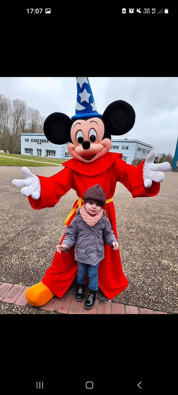 Lizéa a rejoint le concours — aidez-le/la à gagner de superbes lots ! animated_cartoon, cloud, costume_hat, event, fictional_character, fun, fur, gesture, happy, hat, headwear, leisure, mammal, mascot, person, pink, recreation, sky, smile, toddler