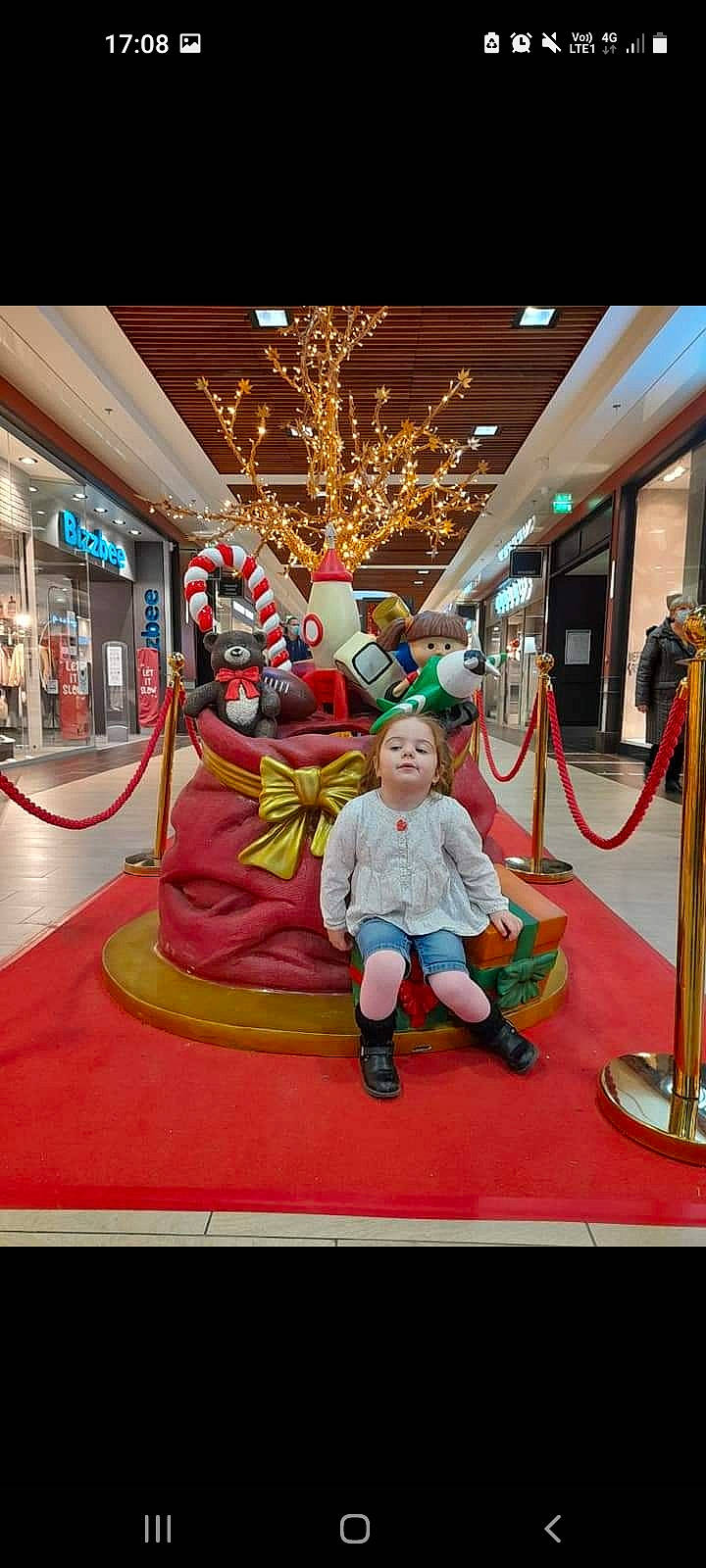 Lizéa a rejoint le concours — aidez-le/la à gagner de superbes lots ! boot, building, carpet, christmas_decoration, city, clothing, event, floor, flooring, fun, holiday, leisure, people, person, recreation, retail, room, service, standing, toddler