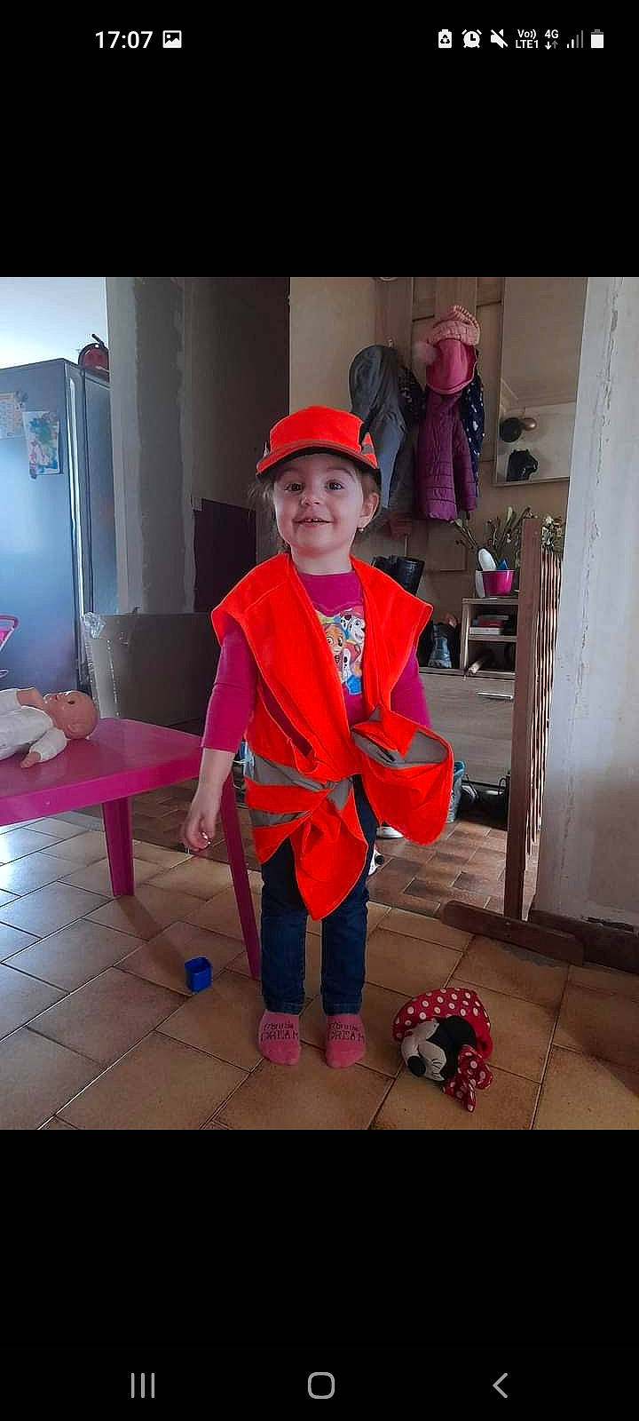Lizéa participe au concours pour gagner de l'argent avec cette photo : child, costume, costume_hat, door, event, face, fashion_accessory, fashion_design, flooring, formal_wear, fun, hat, headwear, joy, magenta, person, personal_protective_equipment, pink, room, standing