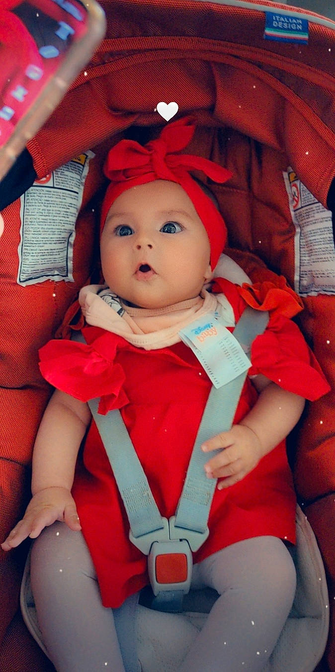 Lysanna a rejoint le concours — aidez-le/la à gagner de superbes lots ! baby, baby_toddler_clothing, beauty, cheek, child, doll, eye, finger, fun, happy, headwear, human_body, lip, mouth, orange, person, pink, red, skin, surprise