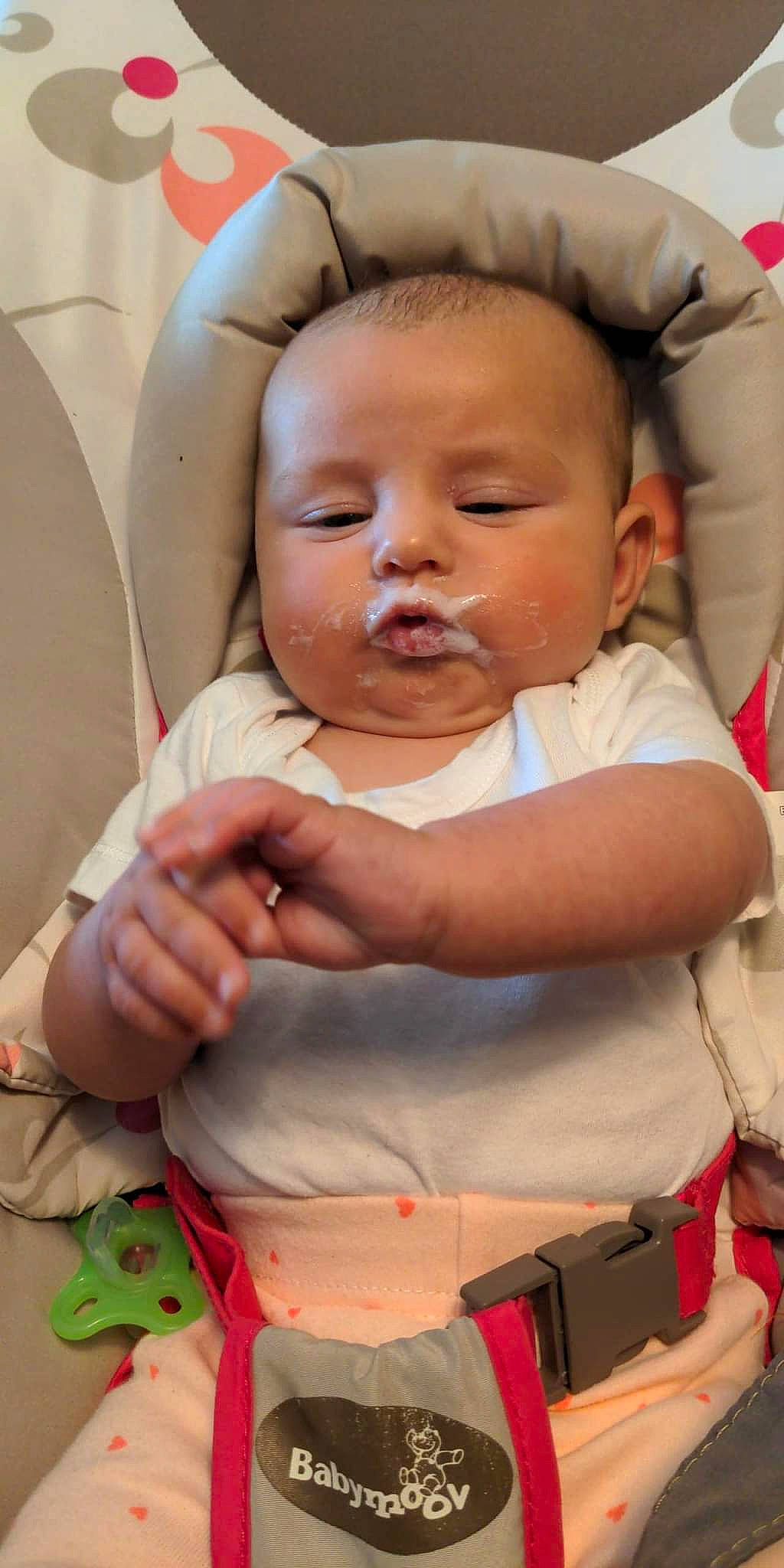 Lysanna a rejoint le concours — aidez-le/la à gagner de superbes lots ! baby, baby_carriage, baby_toddler_clothing, cheek, comfort, eye, eyelash, finger, gesture, hand, happy, iris, lip, mouth, nose, person, pink, red, skin, smile