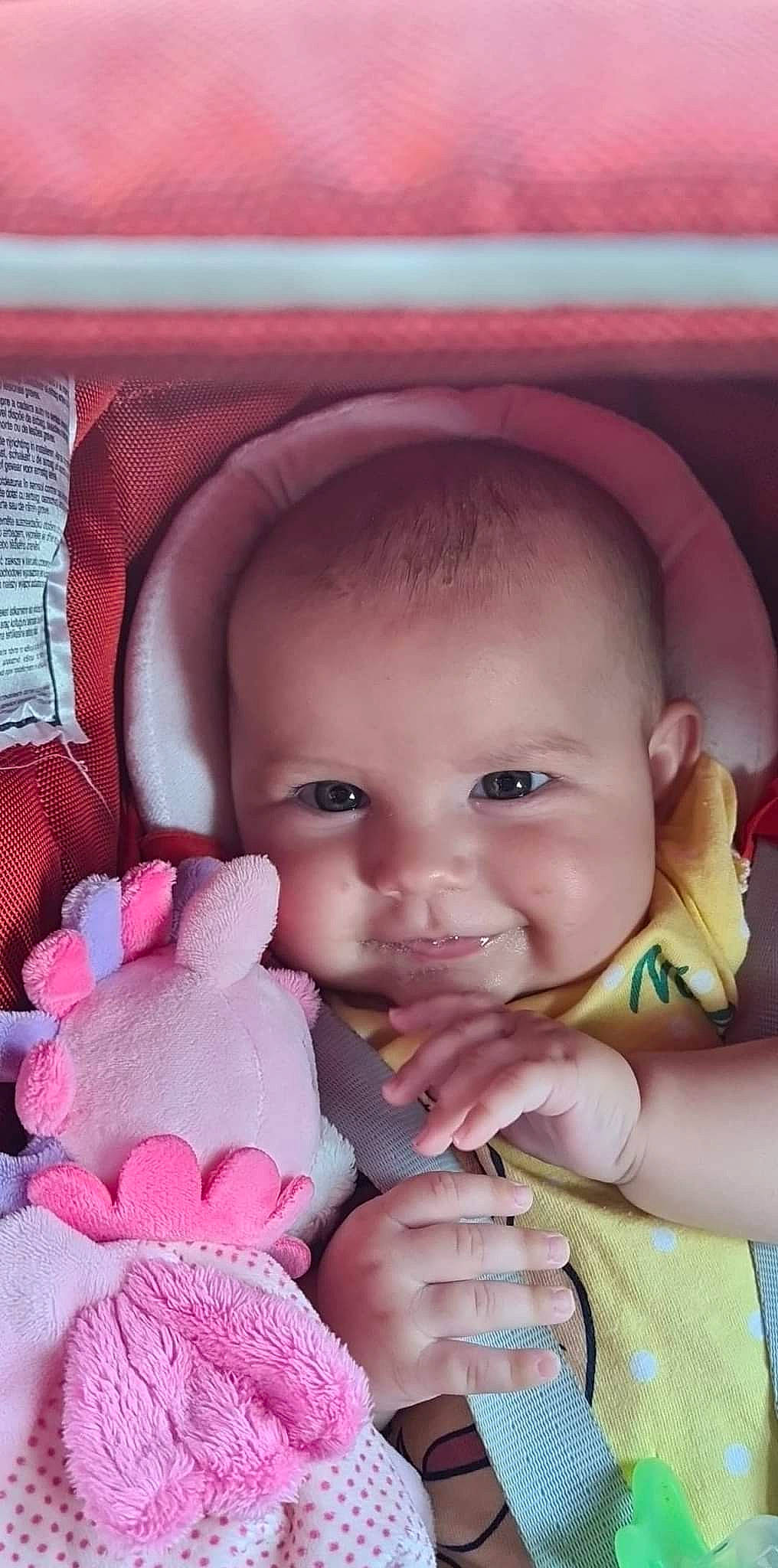 Lysanna a rejoint le concours — aidez-le/la à gagner de superbes lots ! baby, baby_toddler_clothing, cheek, eye, finger, hand, head, human_body, lip, mammal, mouth, nose, organ, person, photograph, pink, purple, skin, smile, textile