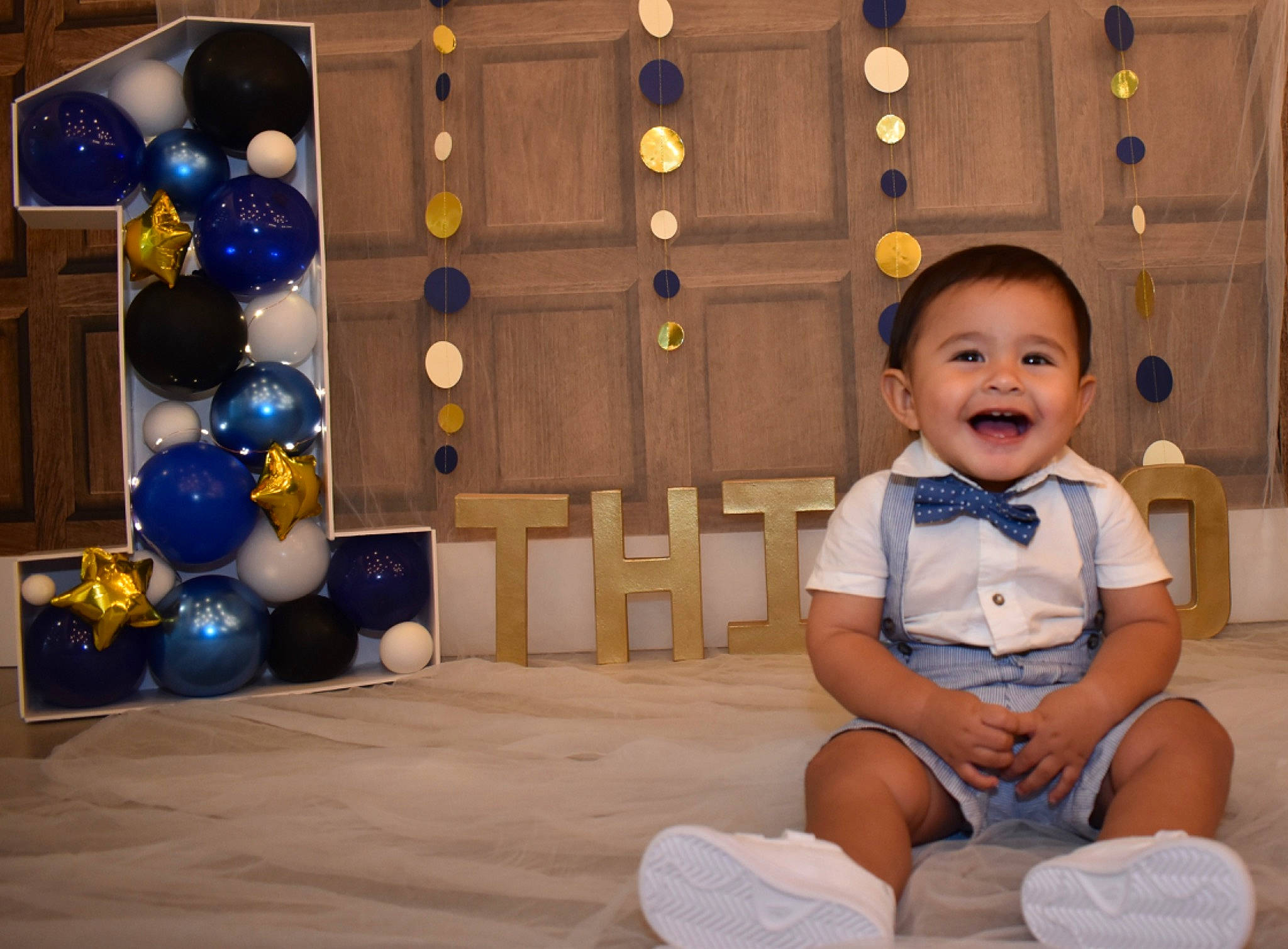 Thiago is registered to the contest to win money with this photo: baby, baby_toddler_clothing, balloon, blue, child, electric_blue, event, flooring, fun, happy, human_leg, joy, leisure, people, person, shorts, smile, sock, thigh, toddler