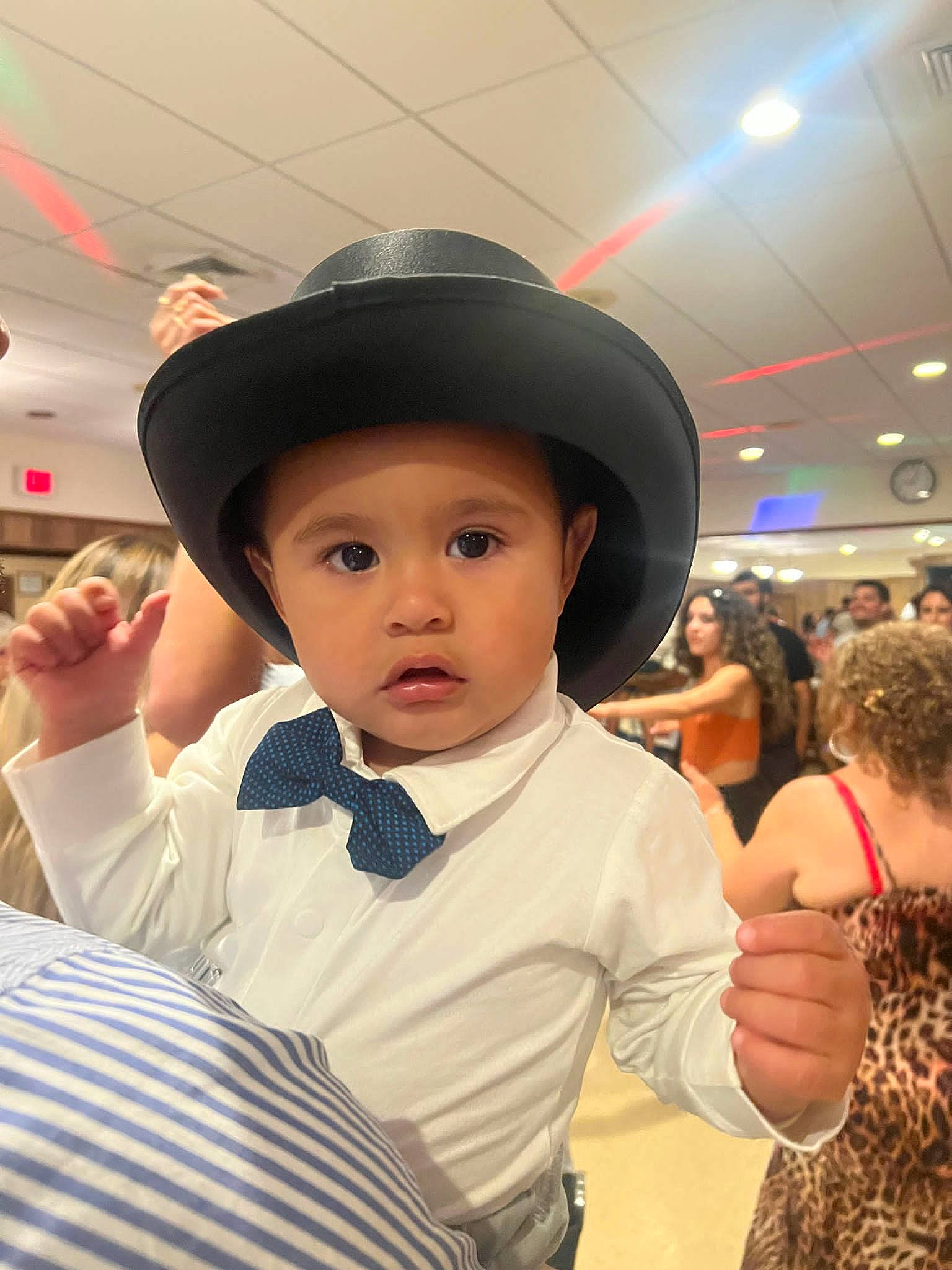 Thiago is registered to the contest to win money with this photo: baby, blurred, cap, chair, child, costume_hat, cowboy_hat, event, fashion_accessory, fun, happy, hat, headgear, headwear, leisure, person, recreation, room, sitting, sun_hat