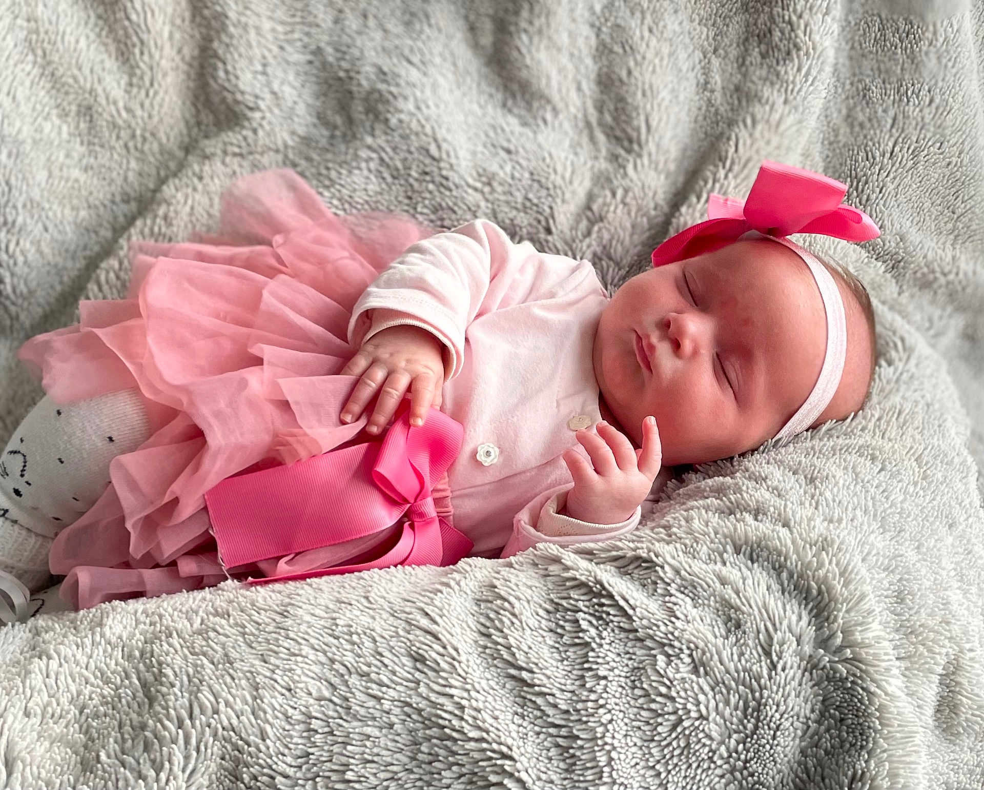 Elena participe au concours pour gagner de l'argent avec cette photo : baby, sleeping, pink_skirt, headband, blanket, soft_texture, infant, peaceful, cute, child, newborn, clothing, hand, face, resting, indoor, toddler, portrait, cozy, fabric