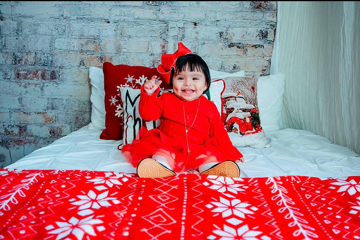 Fernanda is registered to the contest to win money with this photo: beauty, carmine, comfort, event, fashion, flash_photography, fun, happy, joy, leisure, linens, magenta, pattern, person, pink, red, room, sitting, smile, textile