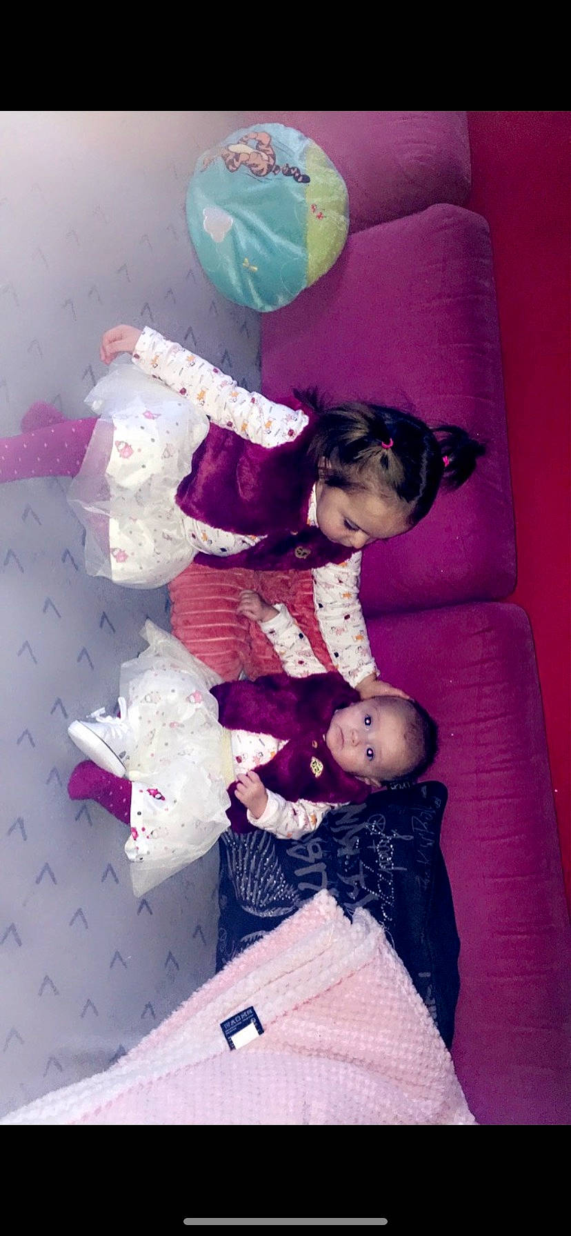 Inaya participe au concours pour gagner de l'argent avec cette photo : baby, baby_toddler_clothing, beauty, child, comfort, event, fun, happy, lap, magenta, pattern, person, pink, play, purple, room, sitting, snapshot, textile, toddler