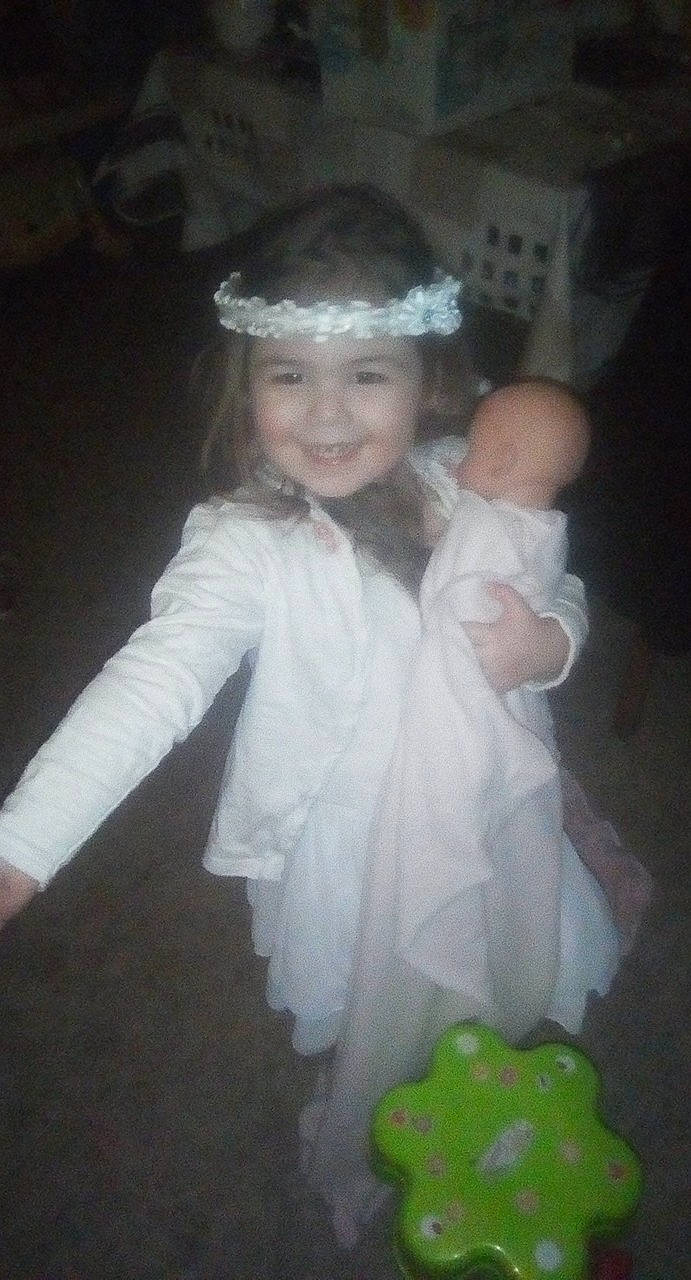 Jade a rejoint le concours — aidez-le/la à gagner de superbes lots ! arm, baby, baby_toddler_clothing, cheek, child, dress, event, finger, flash_photography, fun, gesture, happy, iris, joy, organ, person, skin, smile, toddler, toy