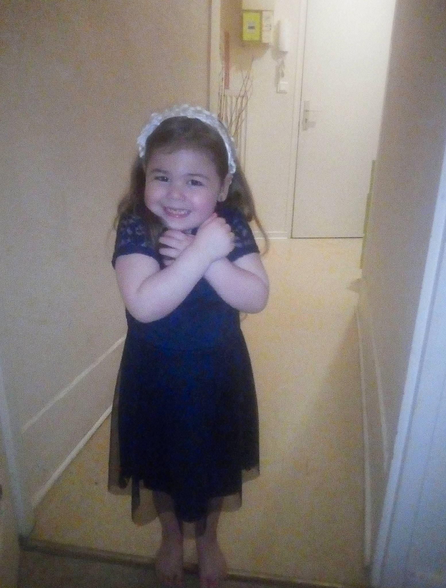 Jade a rejoint le concours — aidez-le/la à gagner de superbes lots ! baby_toddler_clothing, child, day_dress, door, dress, floor, flooring, fun, happy, human_leg, iris, joy, long_hair, one_piece_garment, pattern, person, sleeve, smile, thumb, toddler