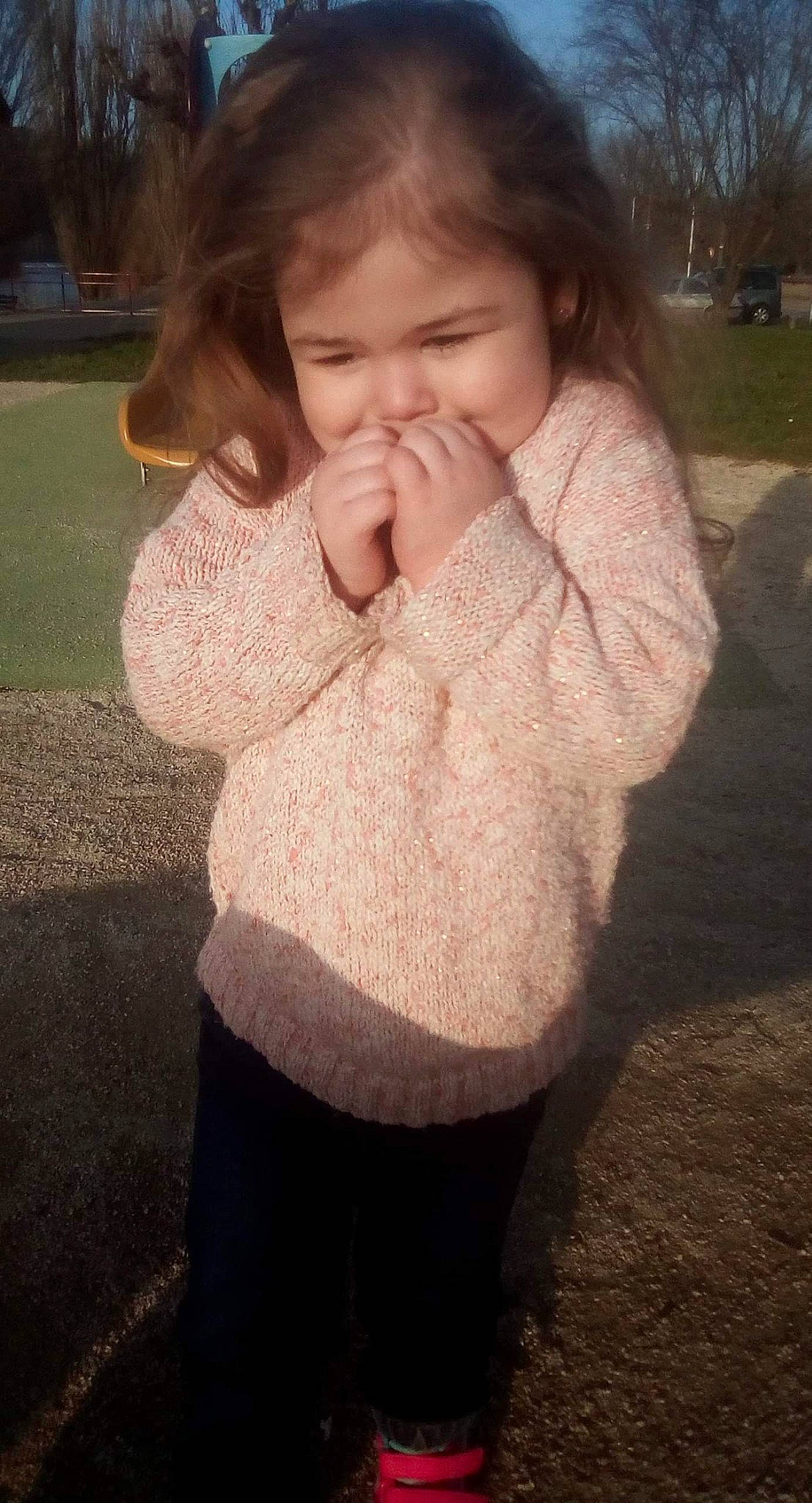 Jade participe au concours pour gagner de l'argent avec cette photo : cheek, chin, eye, face, forehead, gesture, hair, hairstyle, happy, head, human_body, lip, mouth, nose, organ, person, plant, skin, sleeve, smile