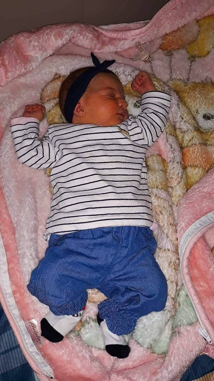 Isra participe au concours pour gagner de l'argent avec cette photo : baby, child, person, toddler