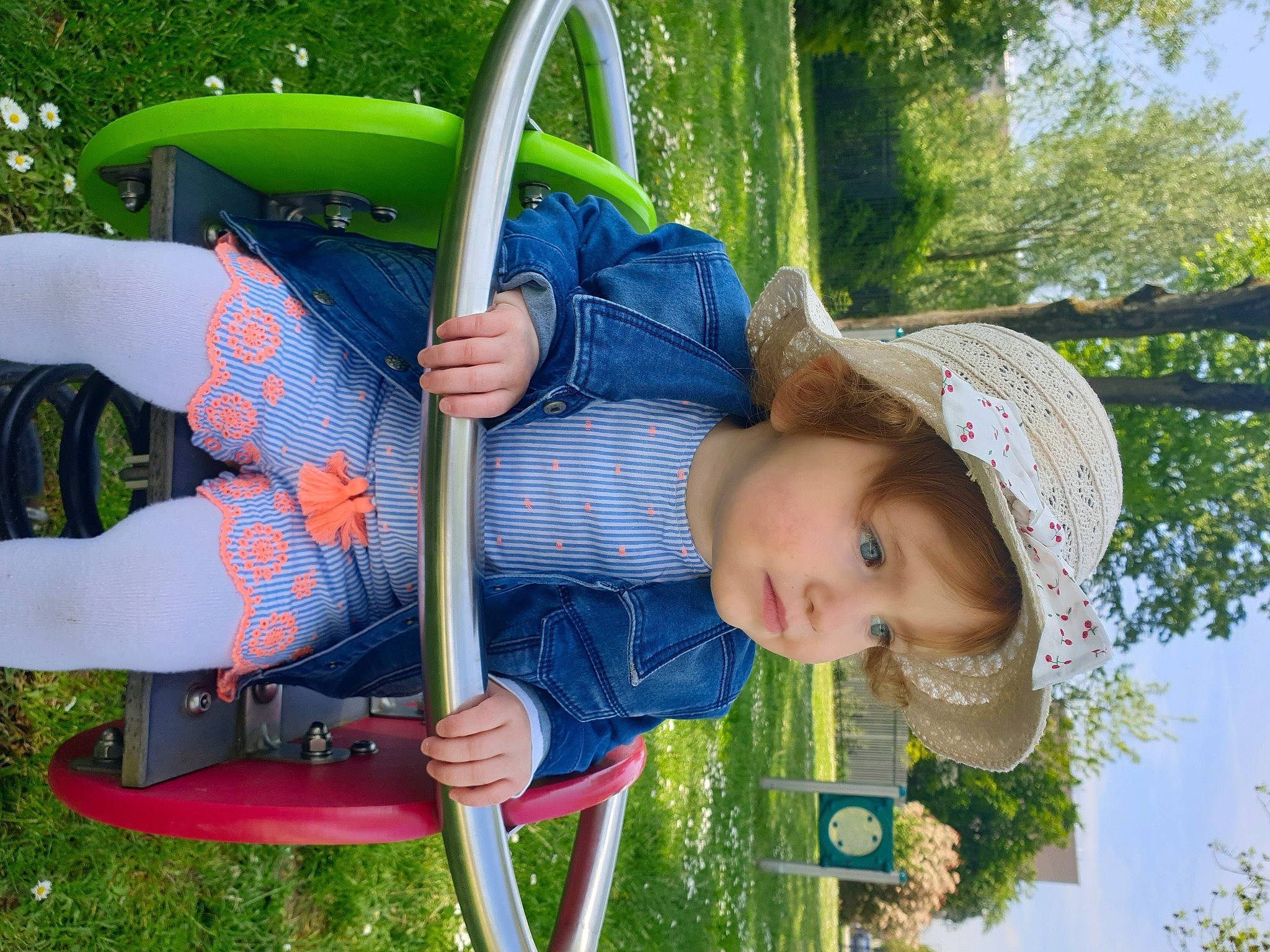 Emy a rejoint le concours — aidez-le/la à gagner de superbes lots ! botany, child, fun, grass, green, hat, human_body, leaf, leisure, nature, people_in_nature, person, plant, public_space, smile, summer, sun_hat, toddler, tree, window
