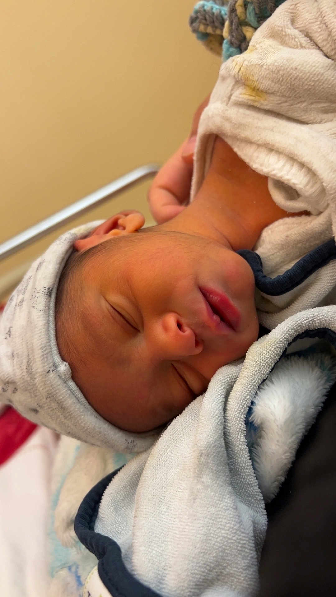 Curtis a rejoint le concours — aidez-le/la à gagner de superbes lots ! newborn, baby, sleeping, hat, blanket, soft, cozy, infant, face, peaceful, resting, child, skin, closeup, portrait, indoors, hand, wrapped, cute, toddler