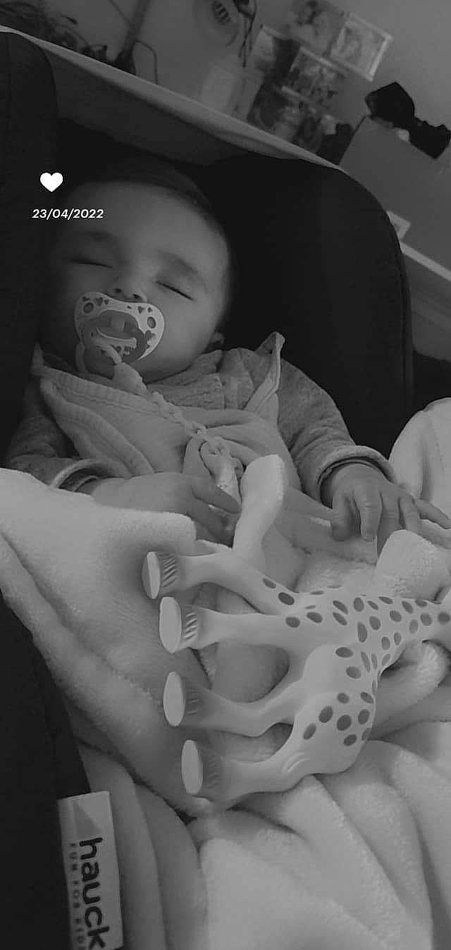 Ashley participe au concours pour gagner de l'argent avec cette photo : baby, baby_products, black, black_and_white, child, comfort, finger, gesture, hand, iris, monochrome, monochrome_photography, mouth, nail, person, photograph, skin, style, toddler, toy