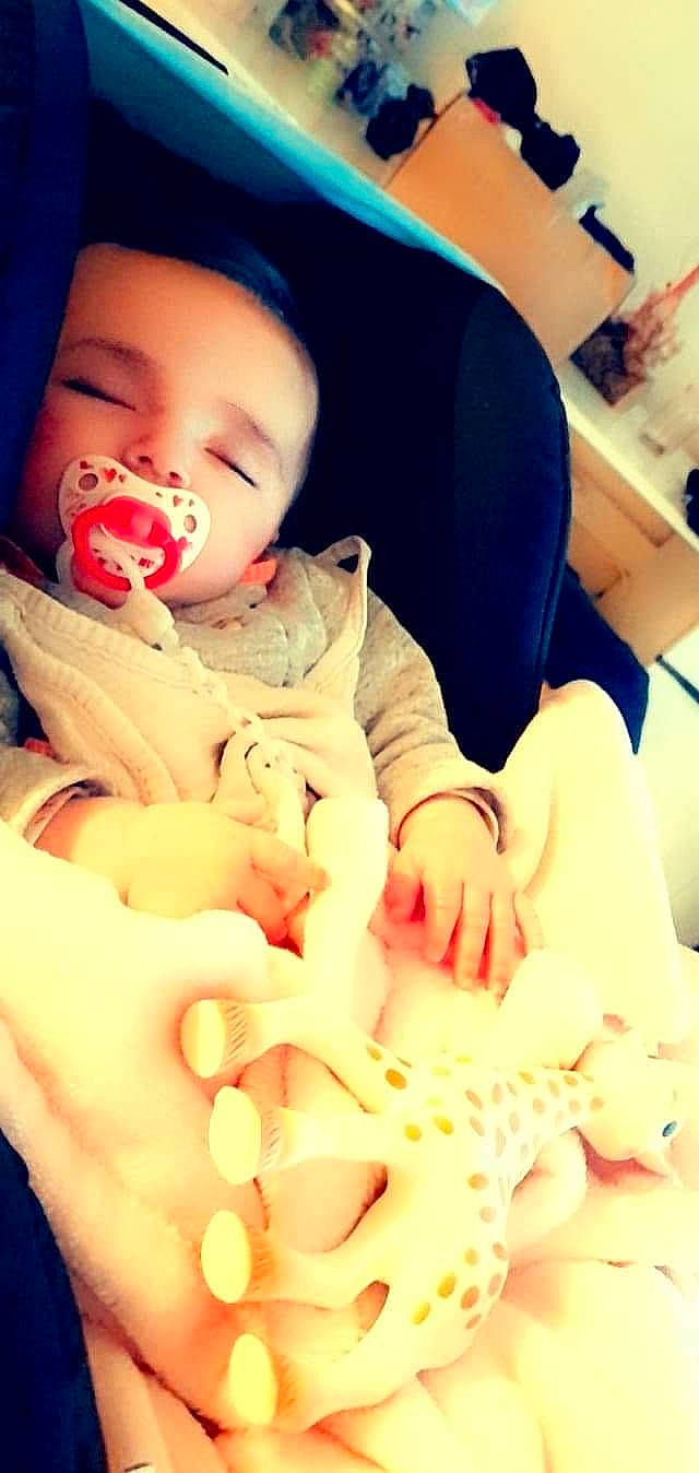 Ashley a rejoint le concours — aidez-le/la à gagner de superbes lots ! baby, baby_sleeping, baby_toddler_clothing, cheek, comfort, eye, face, facial_expression, finger, gesture, hand, happy, head, human_body, lip, mouth, nose, person, skin, sleeve