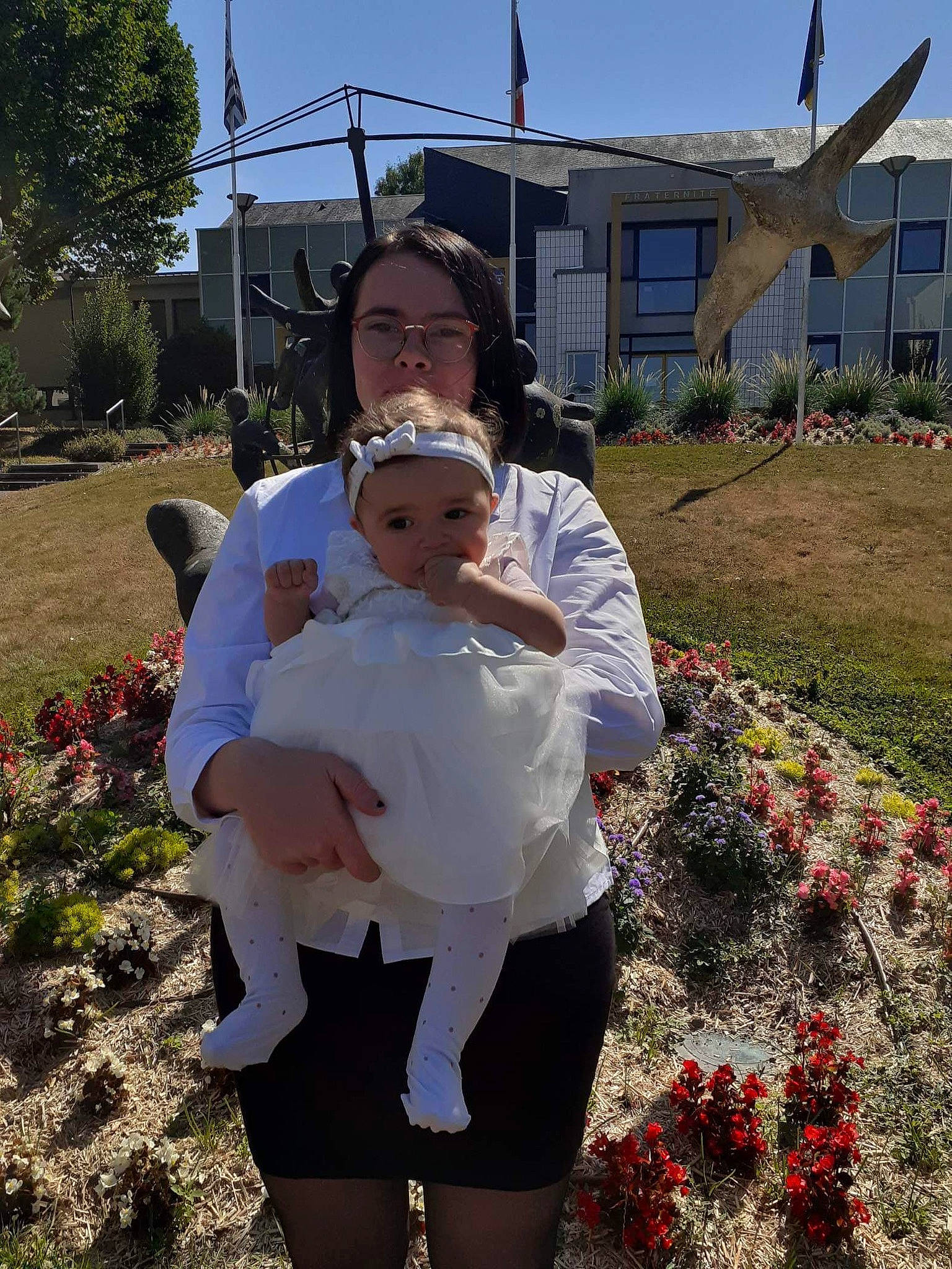 Ashley a rejoint le concours — aidez-le/la à gagner de superbes lots ! abdomen, annual_plant, flower, fun, garden, grass, happy, headwear, landscape, leisure, magenta, person, pink, plant, shrub, sky, t_shirt, toddler, tree, trunk