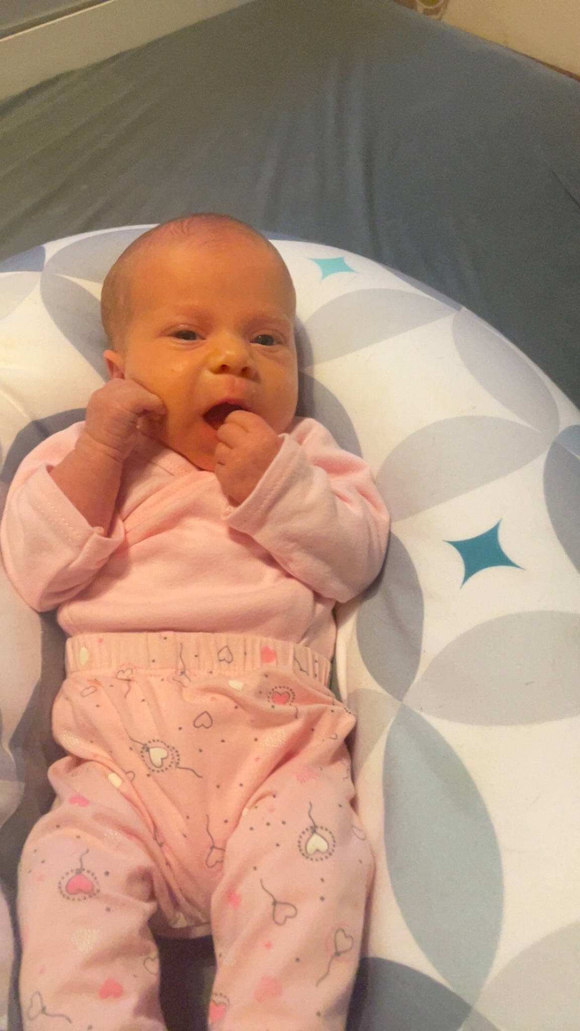 April participe au concours pour gagner de l'argent avec cette photo : arm, baby, baby_toddler_clothing, cheek, chin, comfort, eye, facial_expression, finger, hand, head, human_body, lip, mouth, neck, nose, person, skin, sleeve, stomach