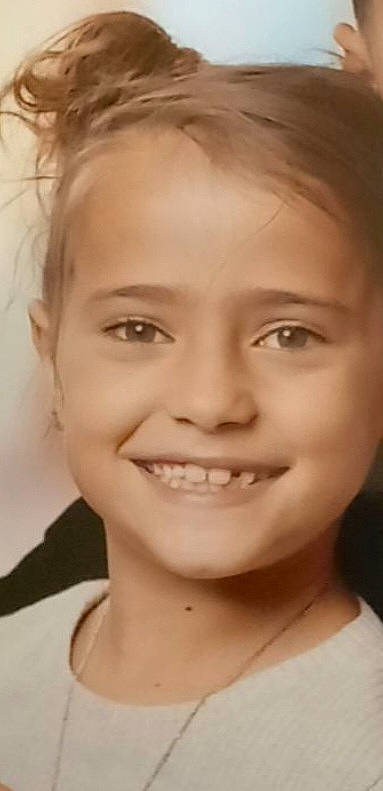 Lirina participe au concours pour gagner de l'argent avec cette photo : blond, cheek, child, chin, close_up, eye, eyebrow, eyelash, facial_expression, flash_photography, forehead, happy, iris, jaw, joy, lip, monochrome_photography, nose, person, skin