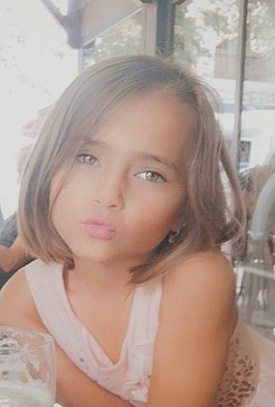 Lirina a rejoint le concours — aidez-le/la à gagner de superbes lots ! black_hair, brown_hair, cheek, drinking, drinkware, eyebrow, eyelash, face, forehead, glass, happy, layered_hair, lip, long_hair, nose, person, portrait_photography, sitting, skin, tableware