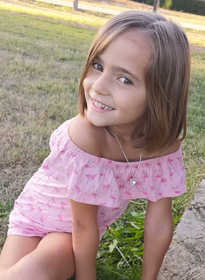 Lirina participe au concours pour gagner de l'argent avec cette photo : dress, eye, face, grass, hair, happy, head, human_body, iris, joy, leg, lip, people_in_nature, person, pink, plant, shoulder, skin, smile, standing