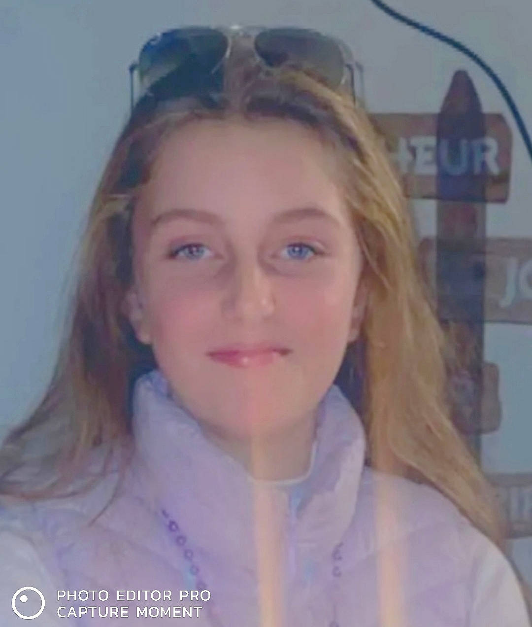 Alicia a rejoint le concours — aidez-le/la à gagner de superbes lots ! blond, brown_hair, cheek, ear, electric_blue, eyelash, forehead, fun, hair, happy, headpiece, iris, jaw, joy, lip, long_hair, nose, outerwear, person, selfie