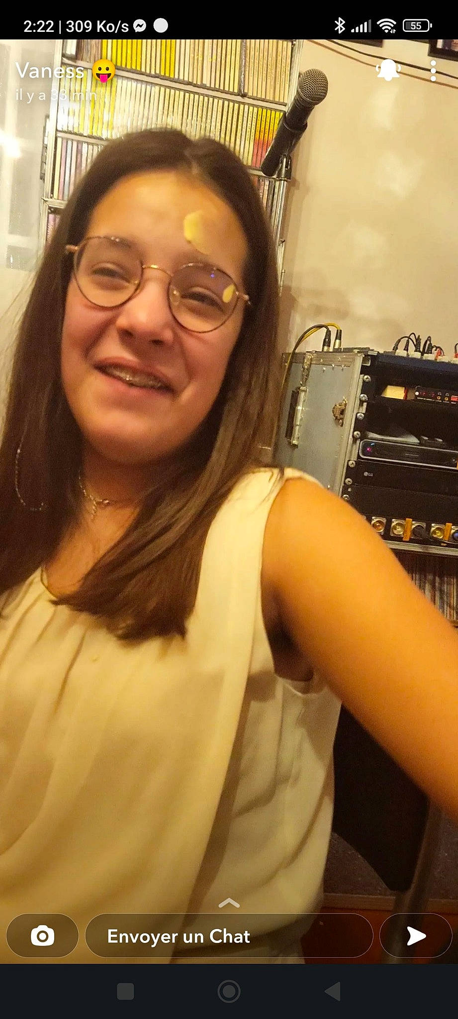 Maëlys a rejoint le concours — aidez-le/la à gagner de superbes lots ! arm, audio_equipment, black_hair, eyebrow, eyelash, eyewear, flash_photography, gesture, glasses, hair, hairstyle, happy, jaw, joy, long_hair, office_equipment, person, selfie, shoulder, smile