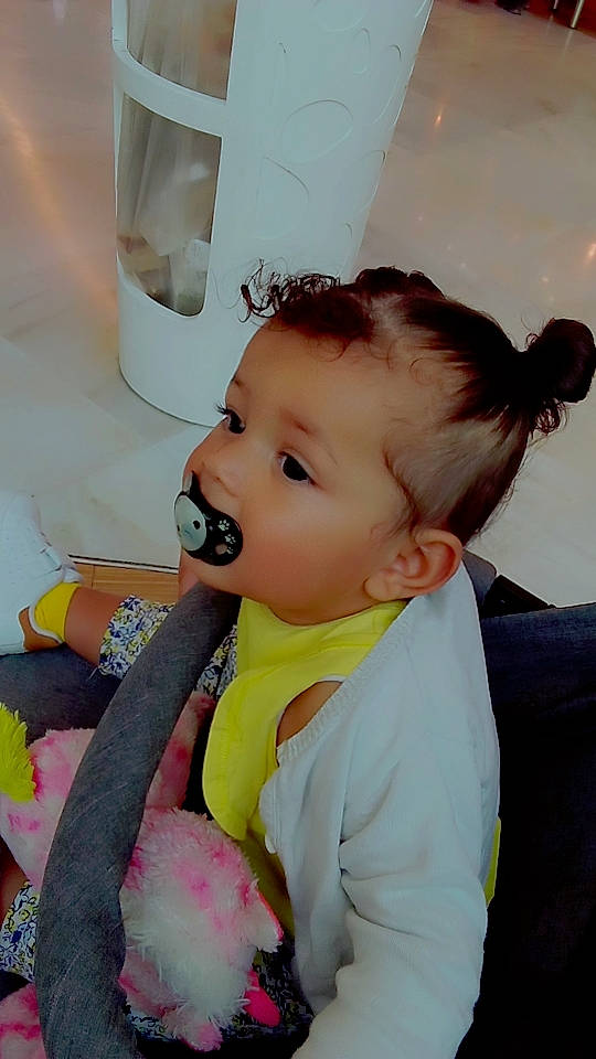 Haneïa a rejoint le concours — aidez-le/la à gagner de superbes lots ! baby, baby_products, baby_toddler_clothing, cheek, child, drinkware, ear, eyelash, fun, happy, iris, person, play, room, sitting, skin, toddler, white