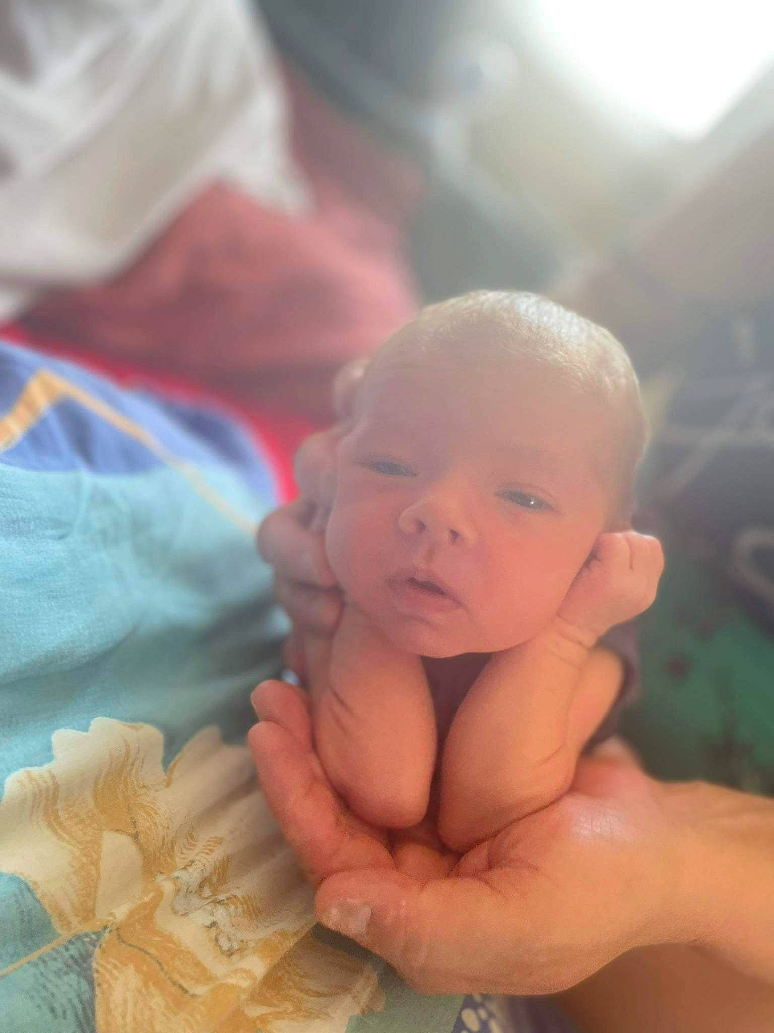 Enzo a rejoint le concours — aidez-le/la à gagner de superbes lots ! abdomen, arm, baby, baby_toddler_clothing, cheek, chest, child, comfort, eye, finger, gesture, hand, happy, iris, nail, nose, person, skin, thumb, toddler