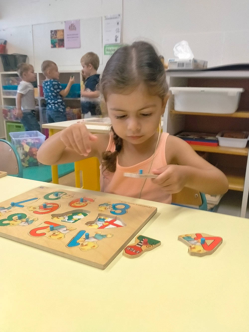 Louna a rejoint le concours — aidez-le/la à gagner de superbes lots ! art, chair, child, competition_event, desk, event, fashion_design, fun, games, indoor_games_and_sports, learning, leisure, person, play, recreation, room, sharing, t_shirt, table, toddler