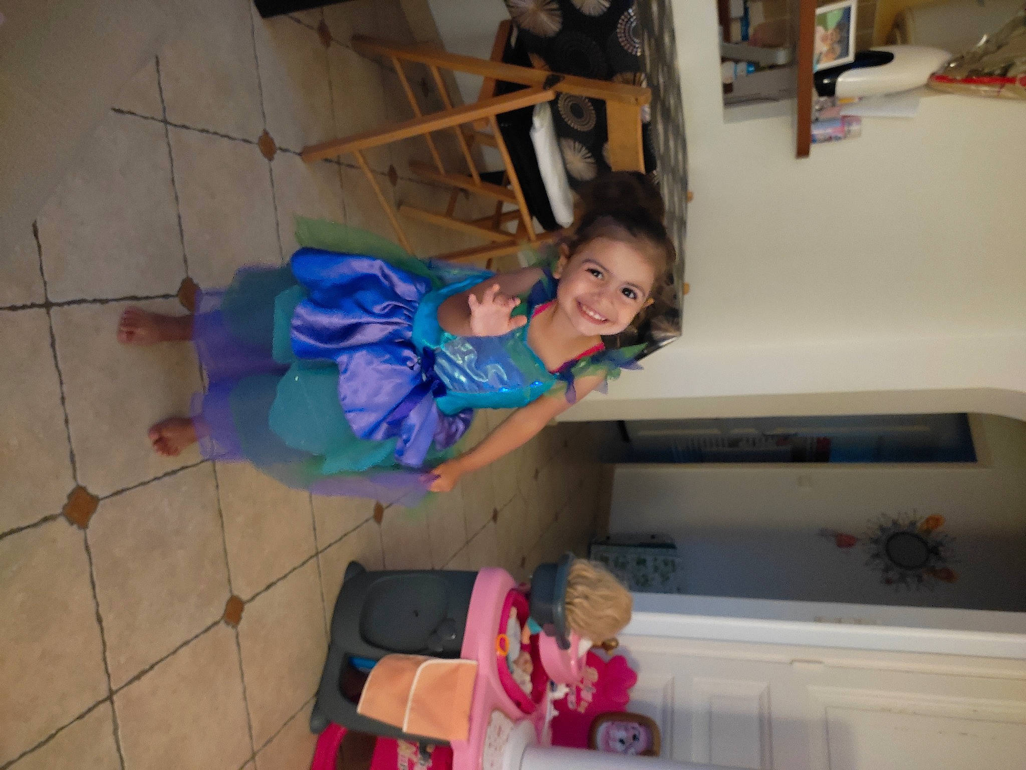 Louna participe au concours pour gagner de l'argent avec cette photo : child, electric_blue, flooring, fun, happy, joy, leisure, person, play, room, smile, toddler, wood