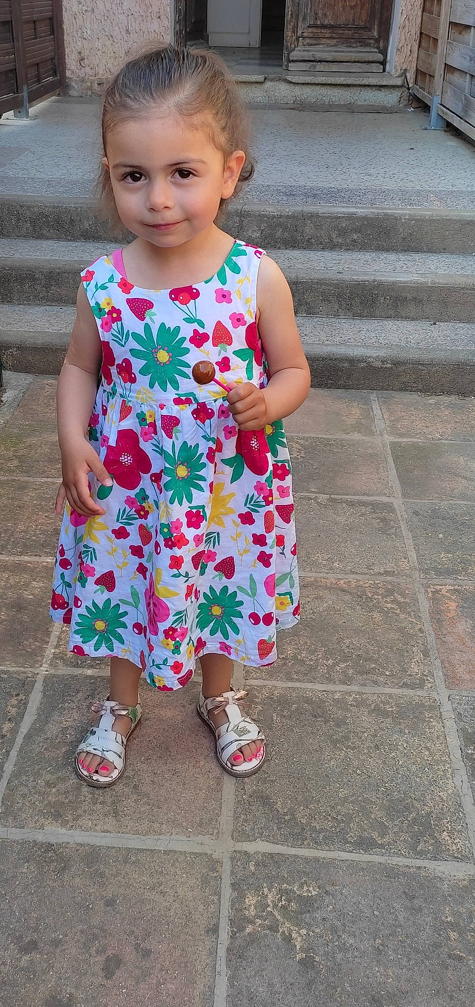 Louna participe au concours pour gagner de l'argent avec cette photo : baby_toddler_clothing, child, day_dress, dress, electric_blue, face, flower, hairstyle, joy, magenta, one_piece_garment, pattern, person, pink, plant, purple, sandal, shoulder, sleeve, t_shirt