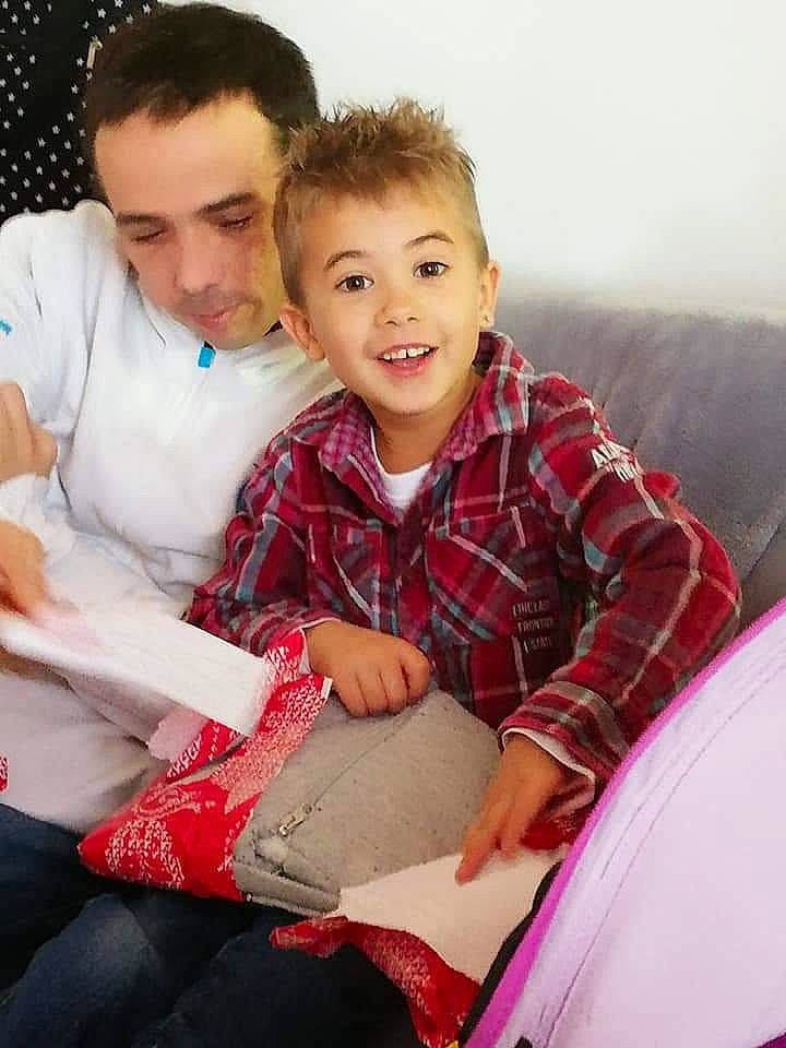 Christopher a rejoint le concours — aidez-le/la à gagner de superbes lots ! child, daughter, family, father, fun, happy, joy, mother, people, person, reading, sitting, smile, toddler