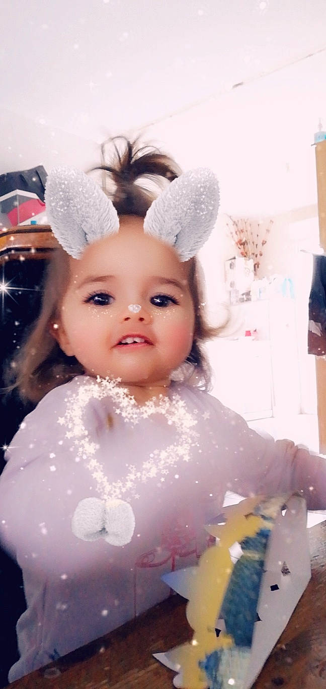 Amélie participe au concours pour gagner de l'argent avec cette photo : baby, brown_hair, cheek, child, doll, ear, face, fawn, hair_accessory, head, person, skin, smile, toddler, toy