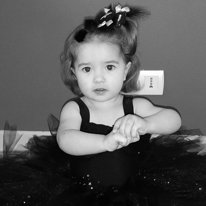 Amélie a rejoint le concours — aidez-le/la à gagner de superbes lots ! arm, black_and_white, child, child_model, eye, face, flash_photography, hair, hairstyle, headpiece, iris, monochrome, monochrome_photography, person, photograph, photography, portrait, smile, snapshot, stock_photography