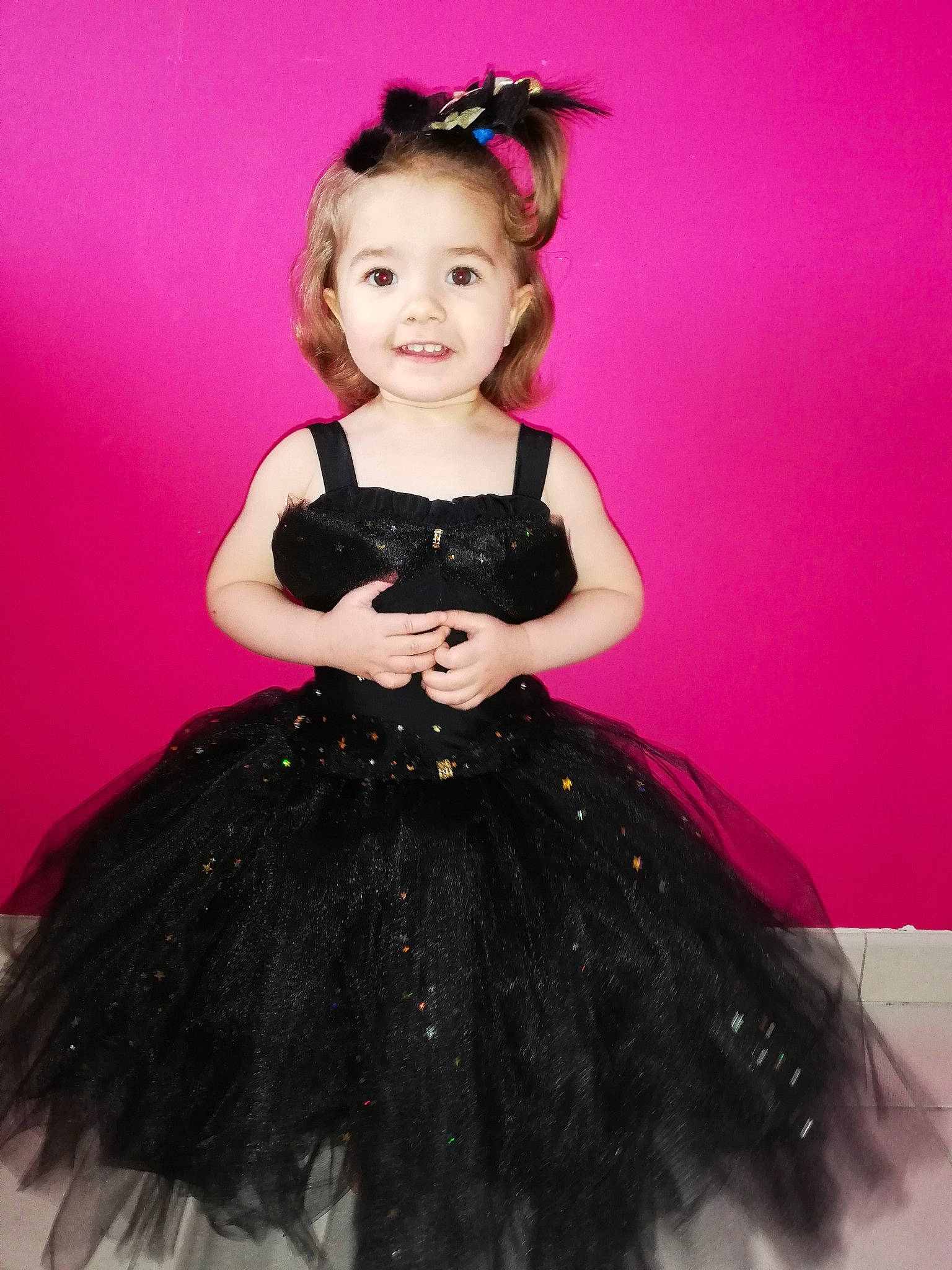 Amélie a rejoint le concours — aidez-le/la à gagner de superbes lots ! ballet_tutu, child, child_model, clothing, costume, costume_accessory, dress, formal_wear, hair_accessory, person, pink, toddler