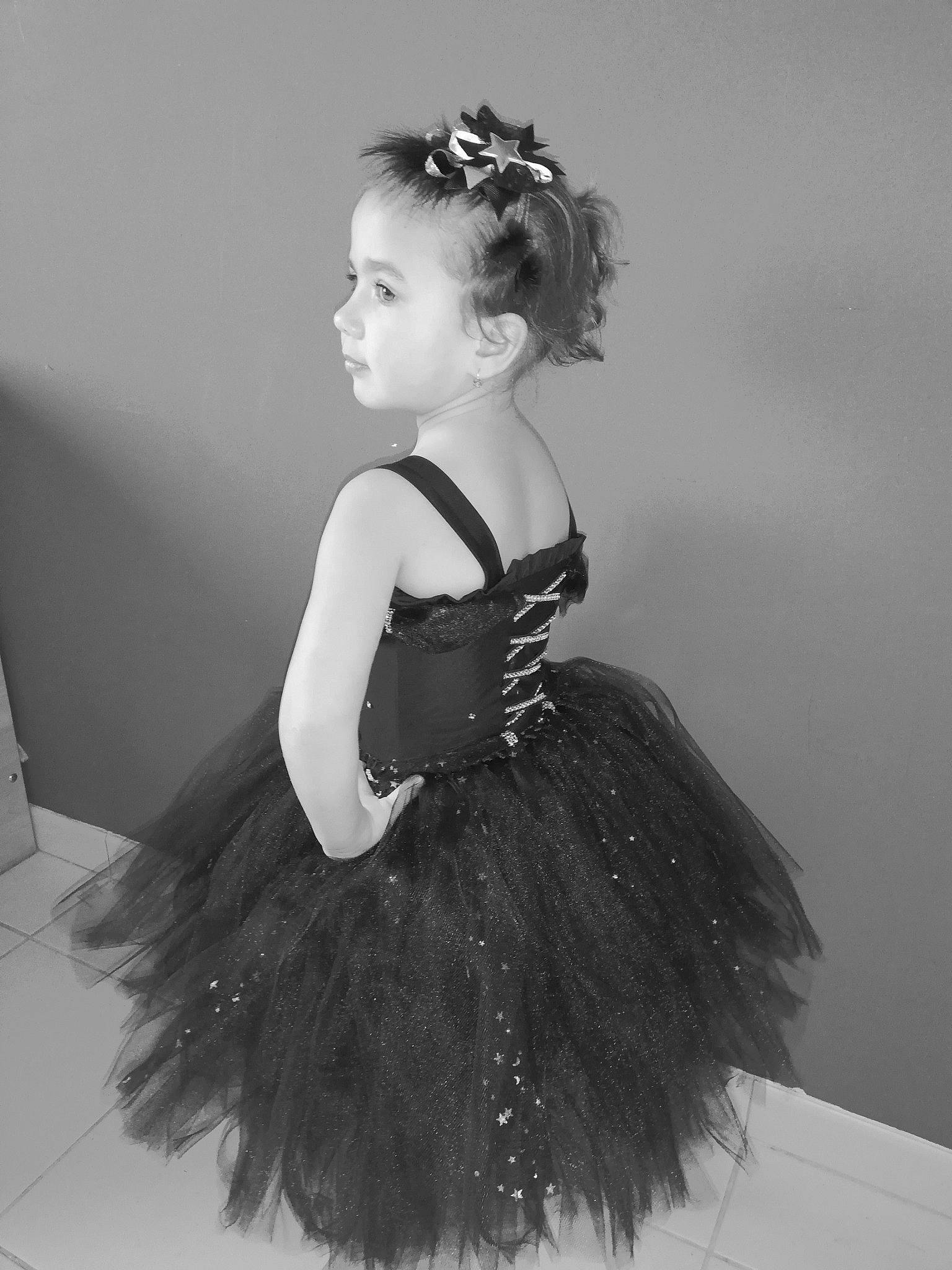 Alicia participe au concours pour gagner de l'argent avec cette photo : ballet_tutu, black_and_white, child, child_model, clothing, costume, dress, monochrome, monochrome_photography, person, photography, style, toddler