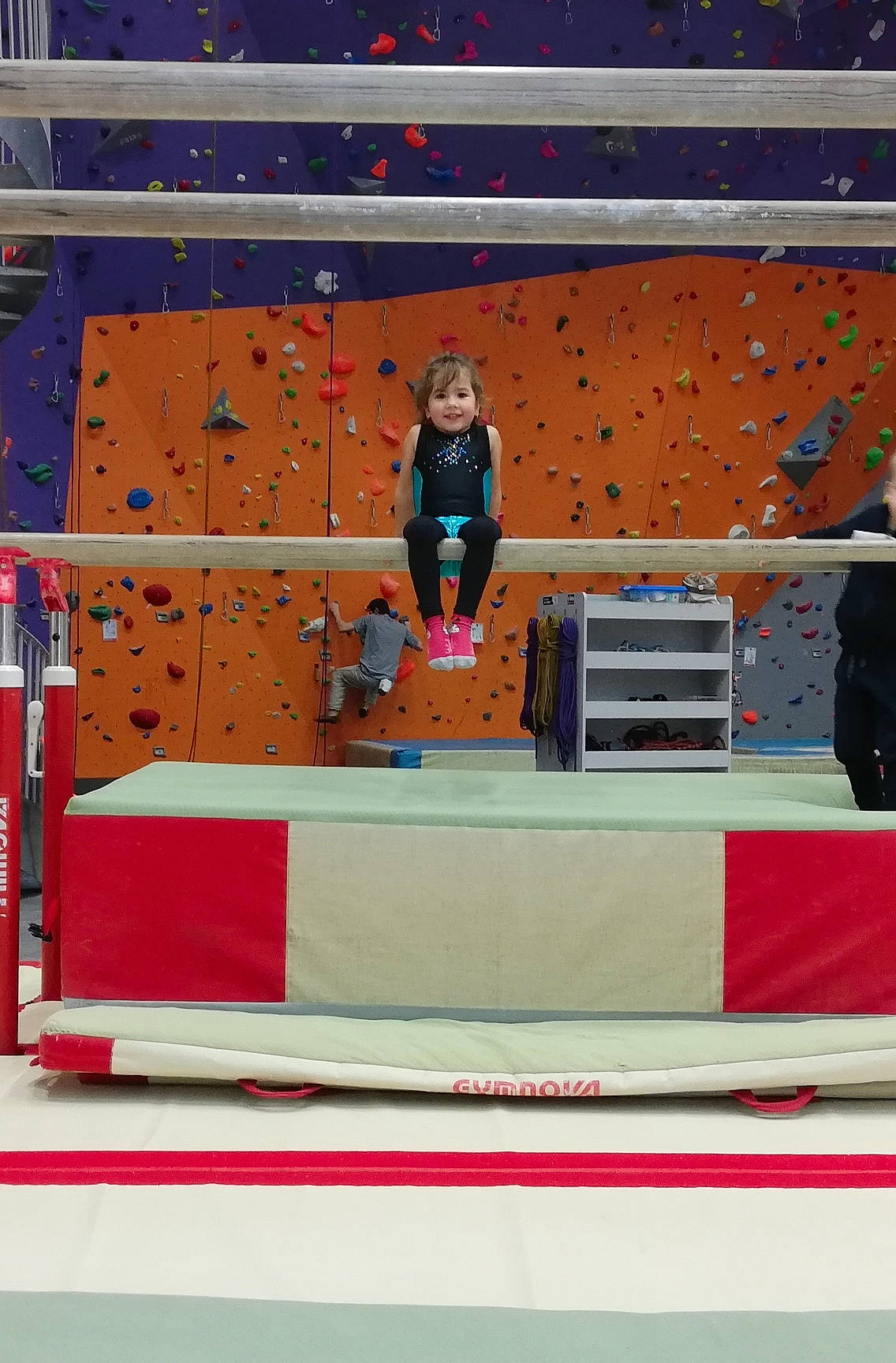 Alicia a rejoint le concours — aidez-le/la à gagner de superbes lots ! competition, joy, person, red