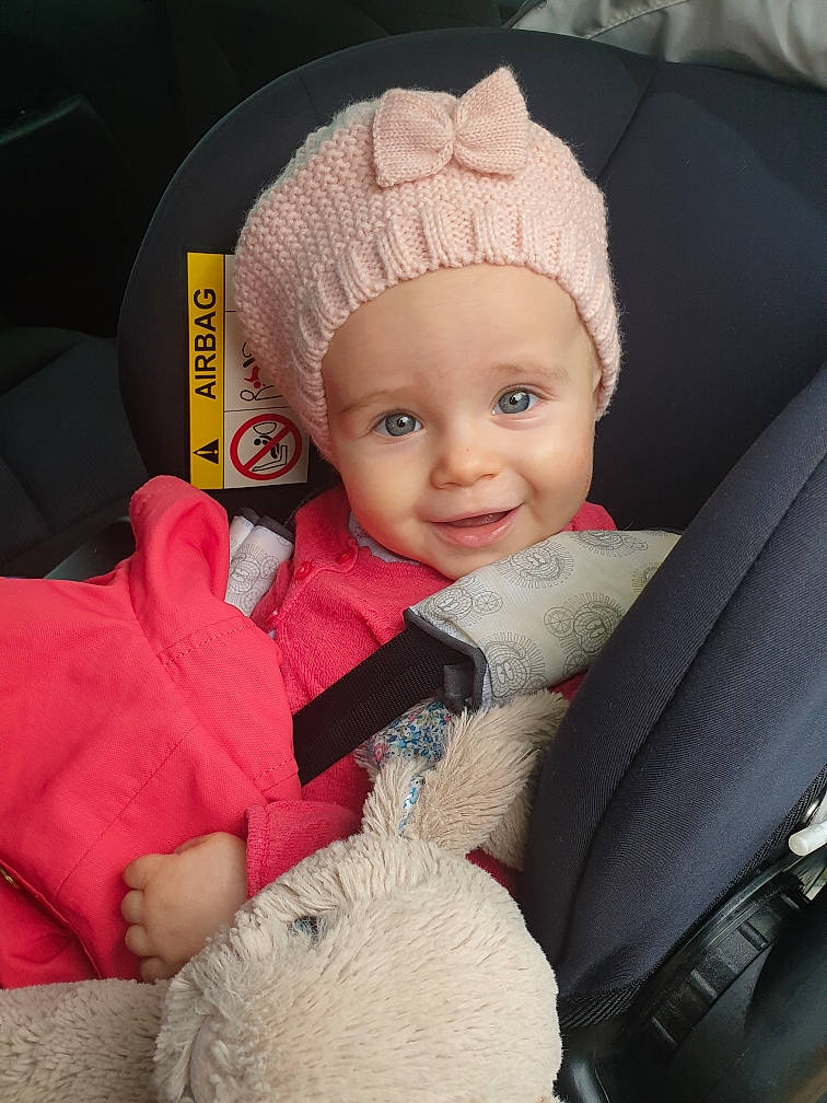 Sophie a rejoint le concours — aidez-le/la à gagner de superbes lots ! baby, baby_in_car_seat, bonnet, car_seat, car_seat_cover, cheek, child, fur, head, headgear, knit_cap, knitting, person, product, skin, toddler, wool