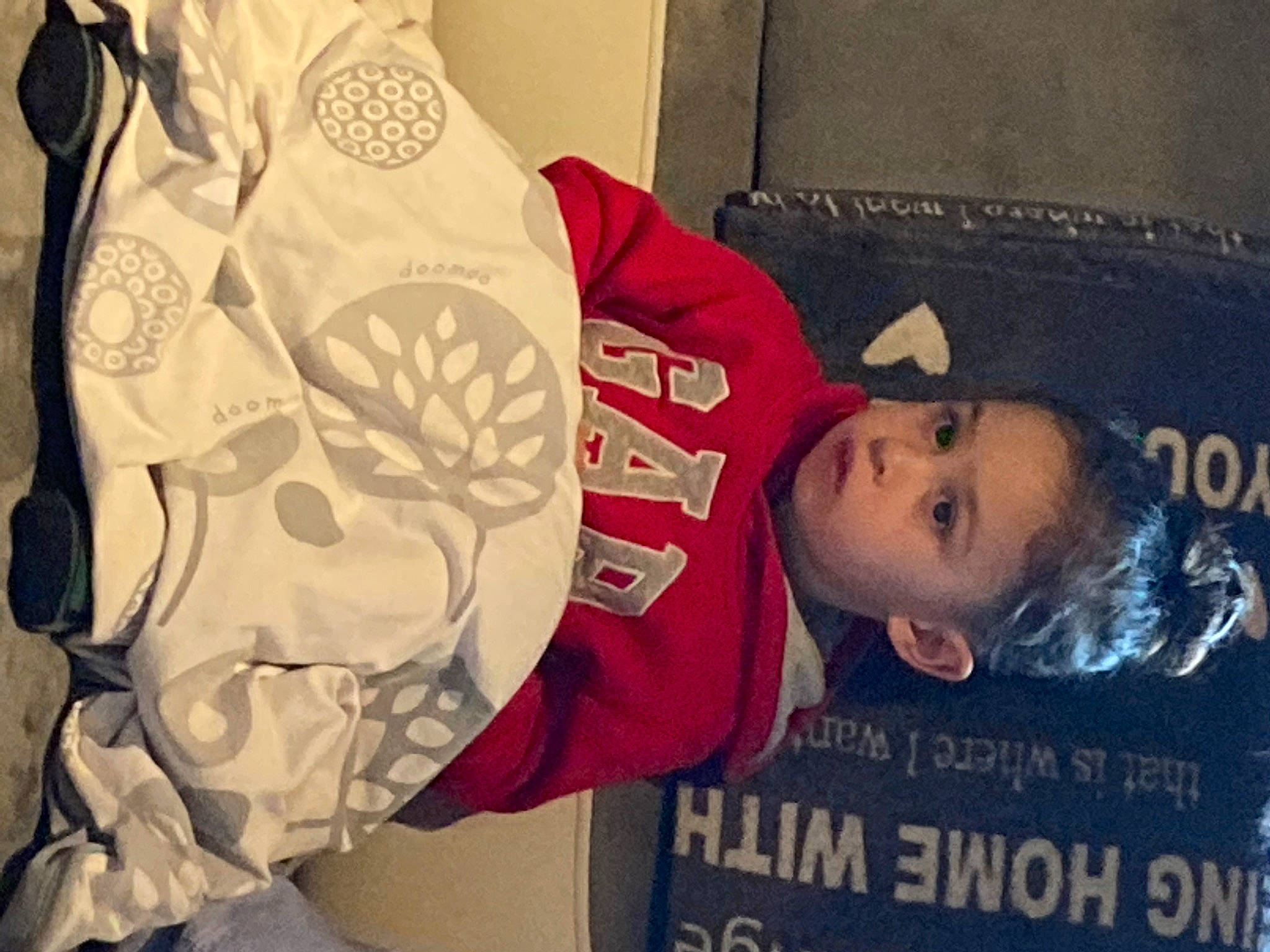 Souleyman participe au concours pour gagner de l'argent avec cette photo : cap, carmine, child, comfort, elbow, font, forehead, fun, happy, hat, linens, pattern, person, publication, sleeve, t_shirt, toddler