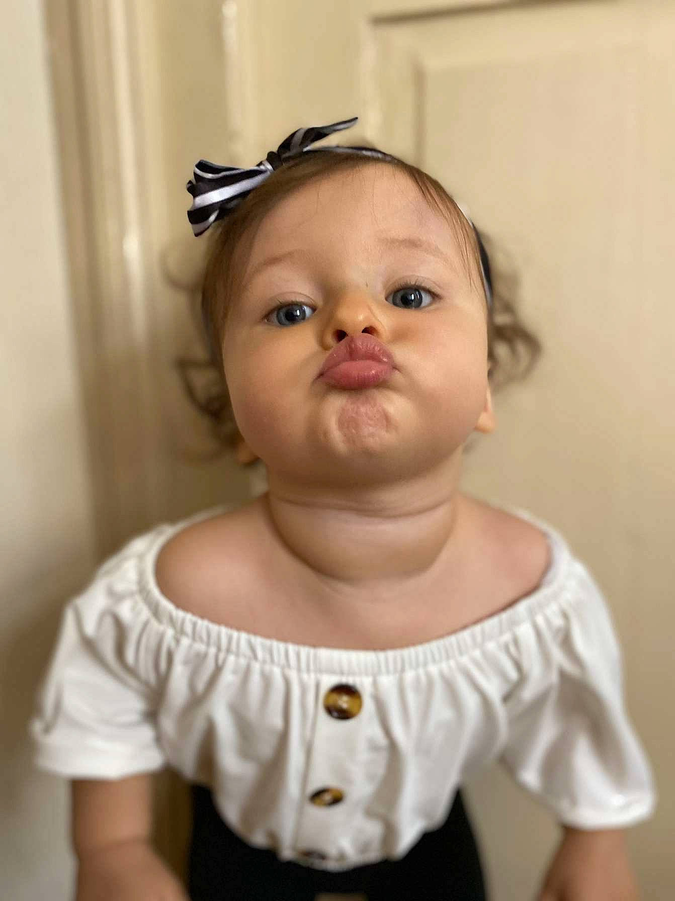 Mayvi participe au concours pour gagner de l'argent avec cette photo : baby_toddler_clothing, blond, cheek, child, clothing, day_dress, ear, embellishment, eyebrow, eyelash, fashion_accessory, happy, headband, iris, jewellery, lip, neck, person, shoulder, sleeve