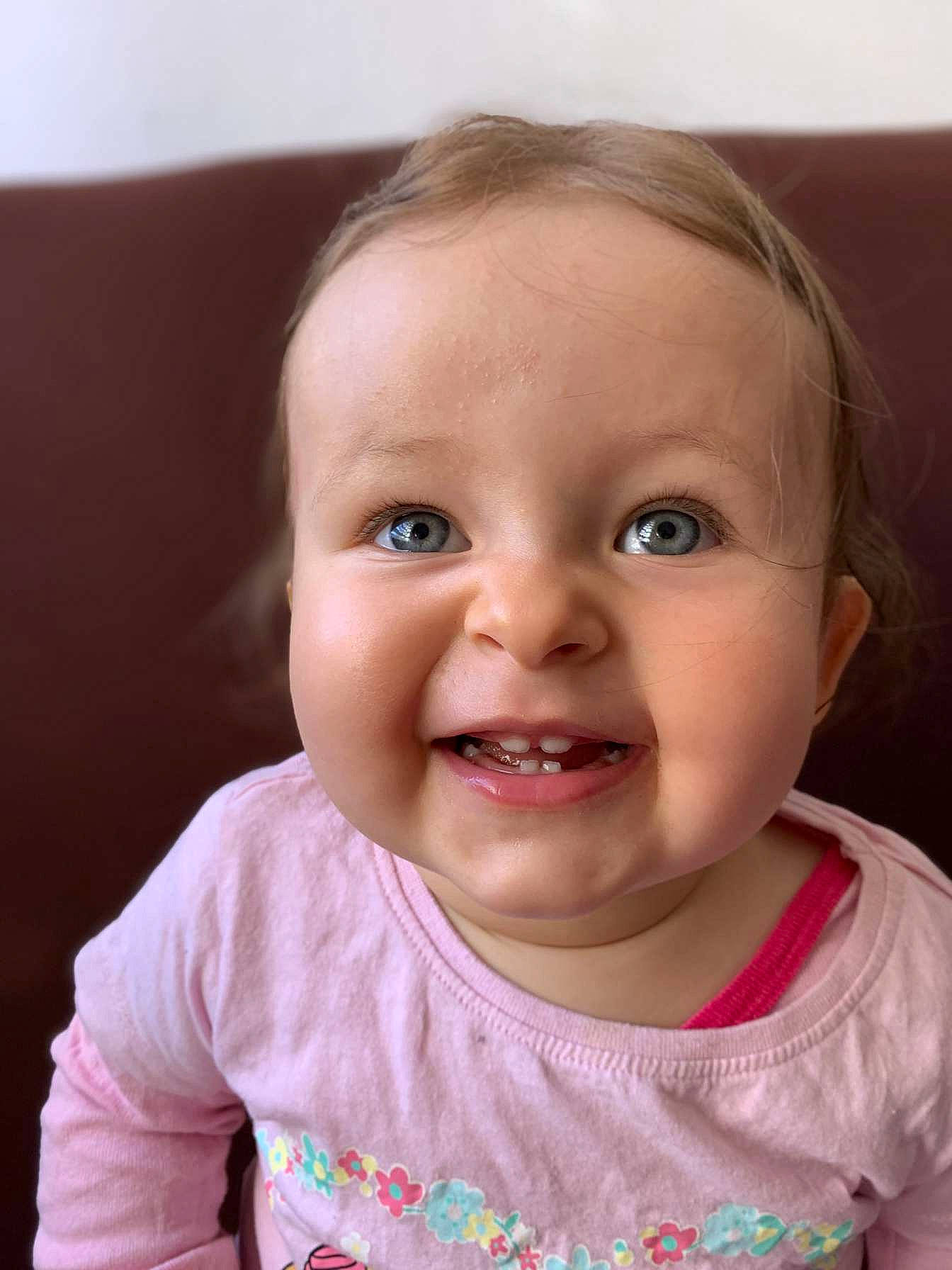 Mayvi a rejoint le concours — aidez-le/la à gagner de superbes lots ! baby, baby_toddler_clothing, blond, cheek, child, chin, ear, eyelash, facial_expression, happy, iris, jaw, joy, lip, nose, person, skin, sleeve, smile, toddler