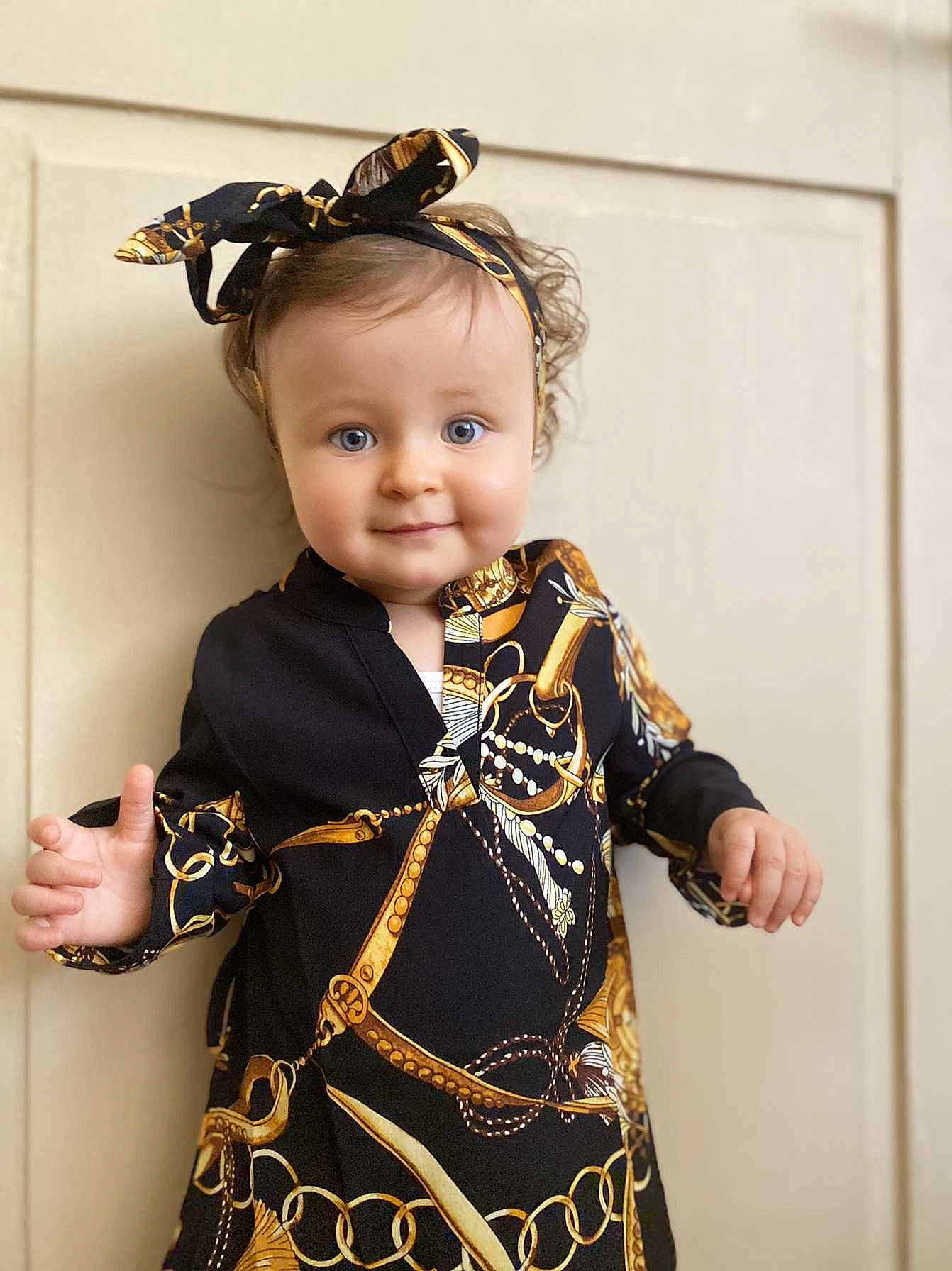 Mayvi participe au concours pour gagner de l'argent avec cette photo : baby, baby_toddler_clothing, cheek, day_dress, event, fashion_accessory, fashion_design, gesture, happy, headgear, iris, jewellery, necklace, one_piece_garment, person, personal_protective_equipment, skin, sleeve, smile, toddler