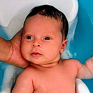 Naëlya participe au concours pour gagner de l'argent avec cette photo : baby, infant, child, face, hand, water, bath, skin, expression, newborn, person, portrait, support, care, closeup, young, human, head, wet, relaxation