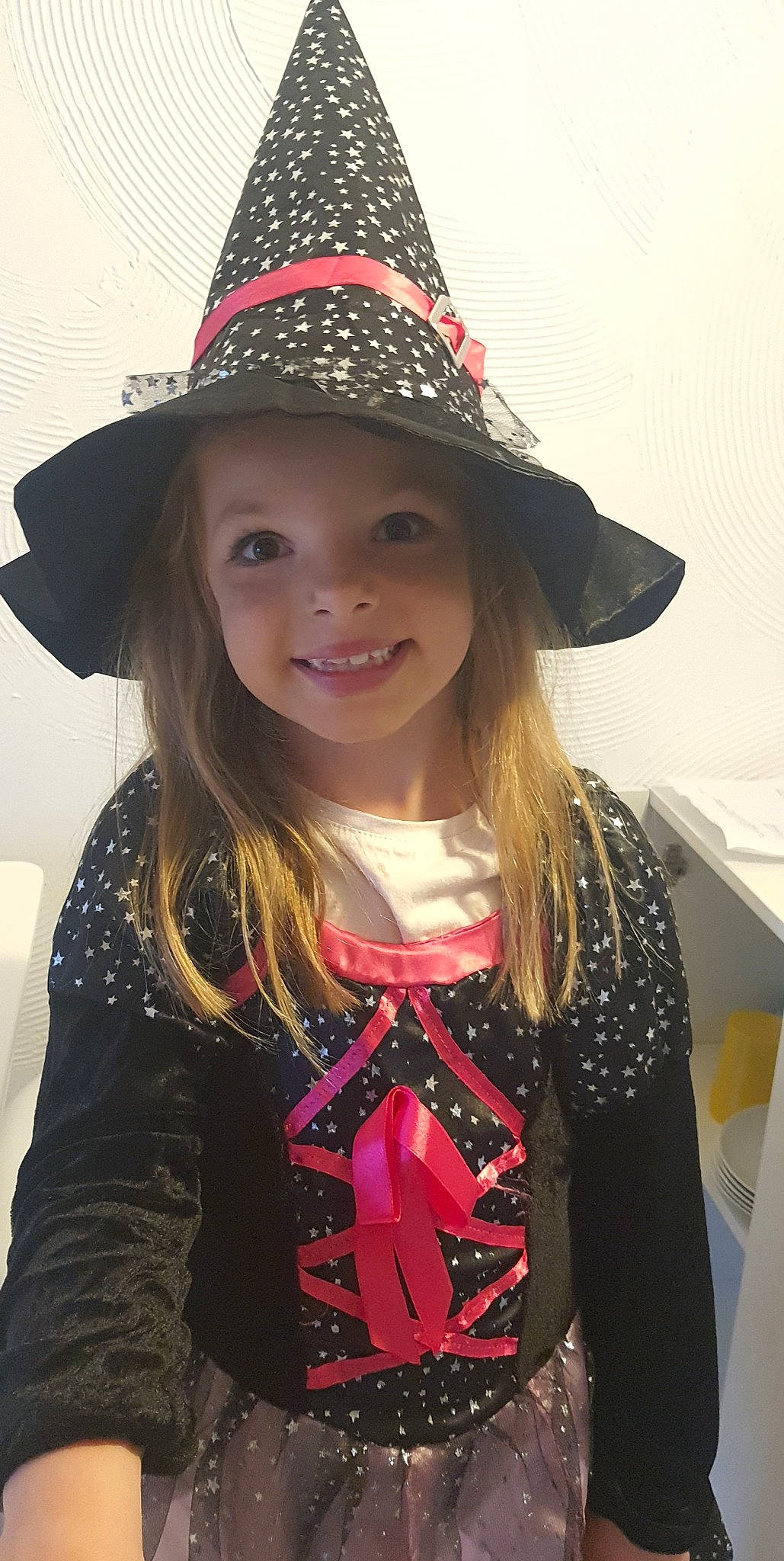 Maëlya participe au concours pour gagner de l'argent avec cette photo : beauty, child, cool, eye, face, fashion, fun, hair, hairstyle, happy, hat, headgear, headwear, joy, neck, outerwear, pattern, person, sleeve, smile