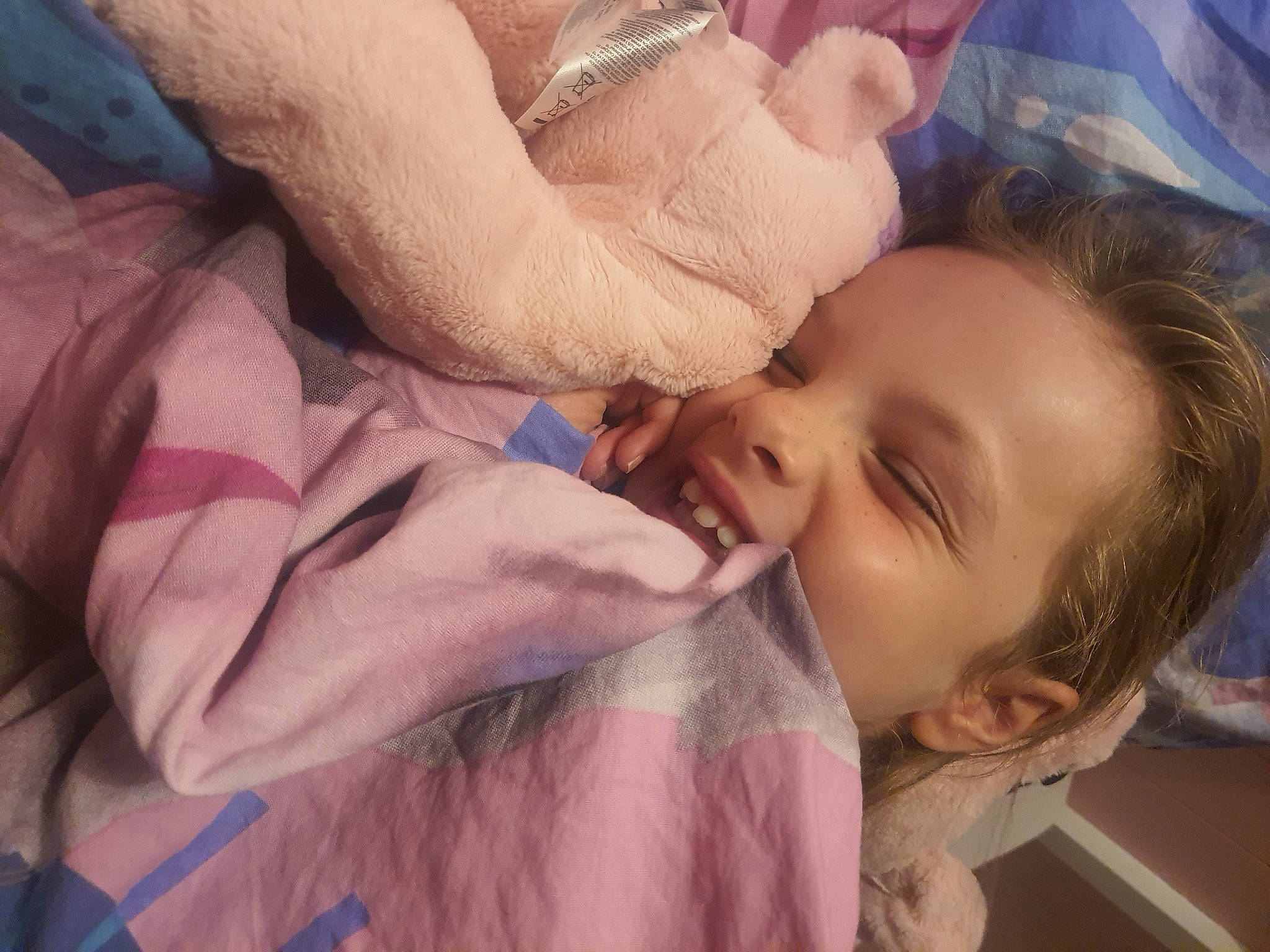 Maëlya participe au concours pour gagner de l'argent avec cette photo : baby, baby_toddler_clothing, cheek, comfort, ear, eyebrow, eyelash, finger, gesture, hand, happy, iris, lip, mouth, nail, nose, person, skin, smile, thumb