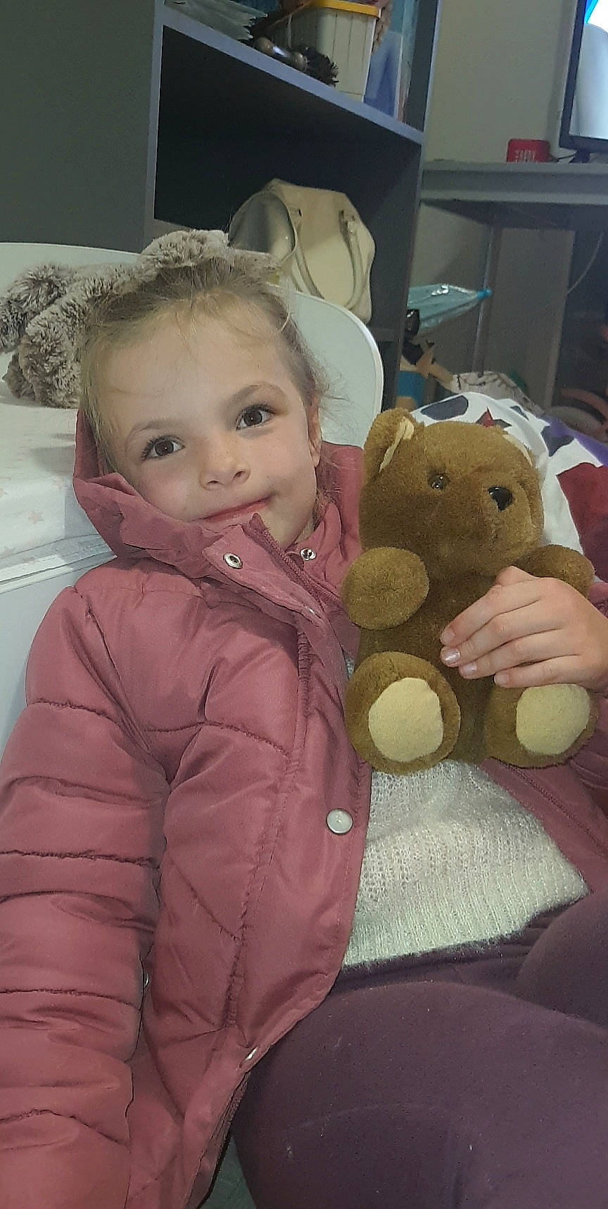 Maëlya participe au concours pour gagner de l'argent avec cette photo : baby, baby_toddler_clothing, chair, cheek, child, comfort, fun, fur, head, jacket, mammal, mouth, nose, person, skin, sleeve, smile, teddy_bear, textile, toddler