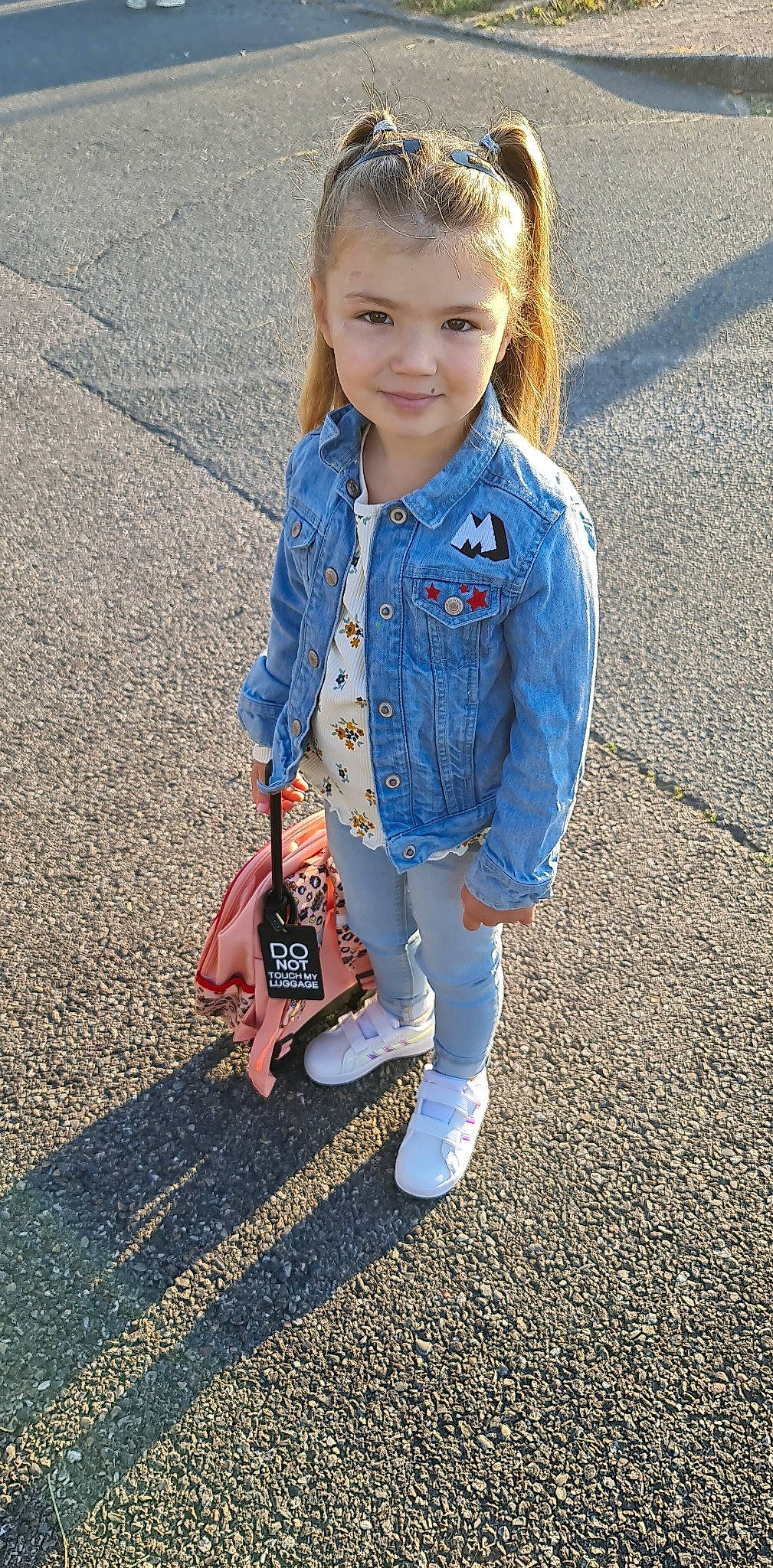 Kamelia a rejoint le concours — aidez-le/la à gagner de superbes lots ! baby_toddler_clothing, beauty, child, denim, dress, electric_blue, eye, face, grass, hair, happy, joy, leg, person, plaid, sleeve, smile, standing, street_fashion, t_shirt