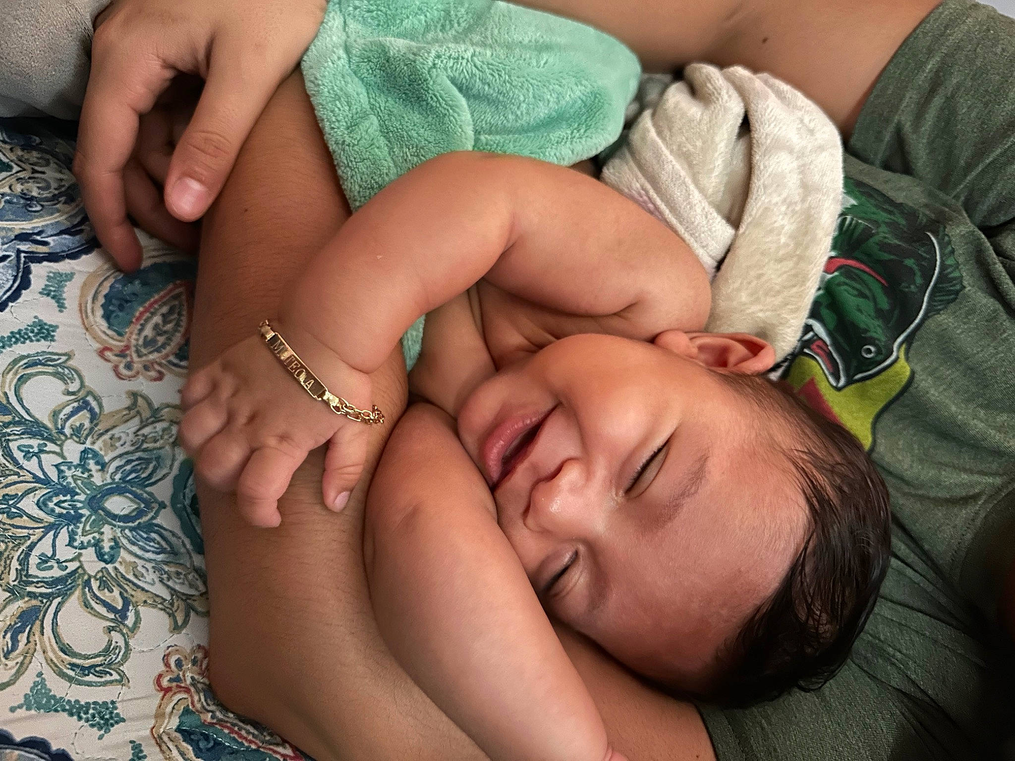 Mateo is registered to the contest to win money with this photo: arm, comfort, finger, gesture, glasses, green, hand, happy, human_body, joint, leg, mouth, muscle, nail, organ, person, skin, thigh, thumb, toddler