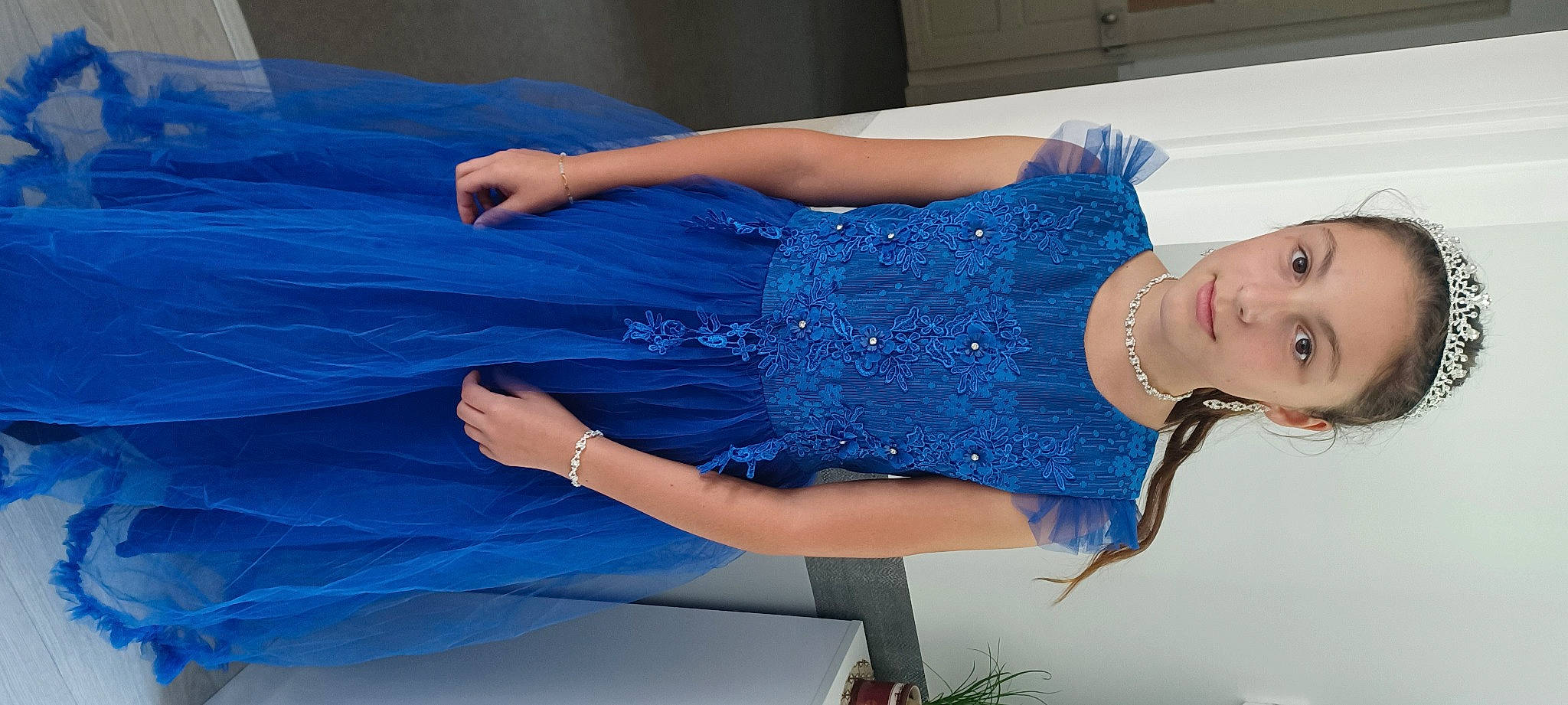 Rihanna a rejoint le concours — aidez-le/la à gagner de superbes lots ! azure, blue, elbow, electric_blue, event, fun, gesture, happy, human_leg, joint, pattern, person, plant, shoulder, sleeve, smile, textile, thigh, trunk, waist